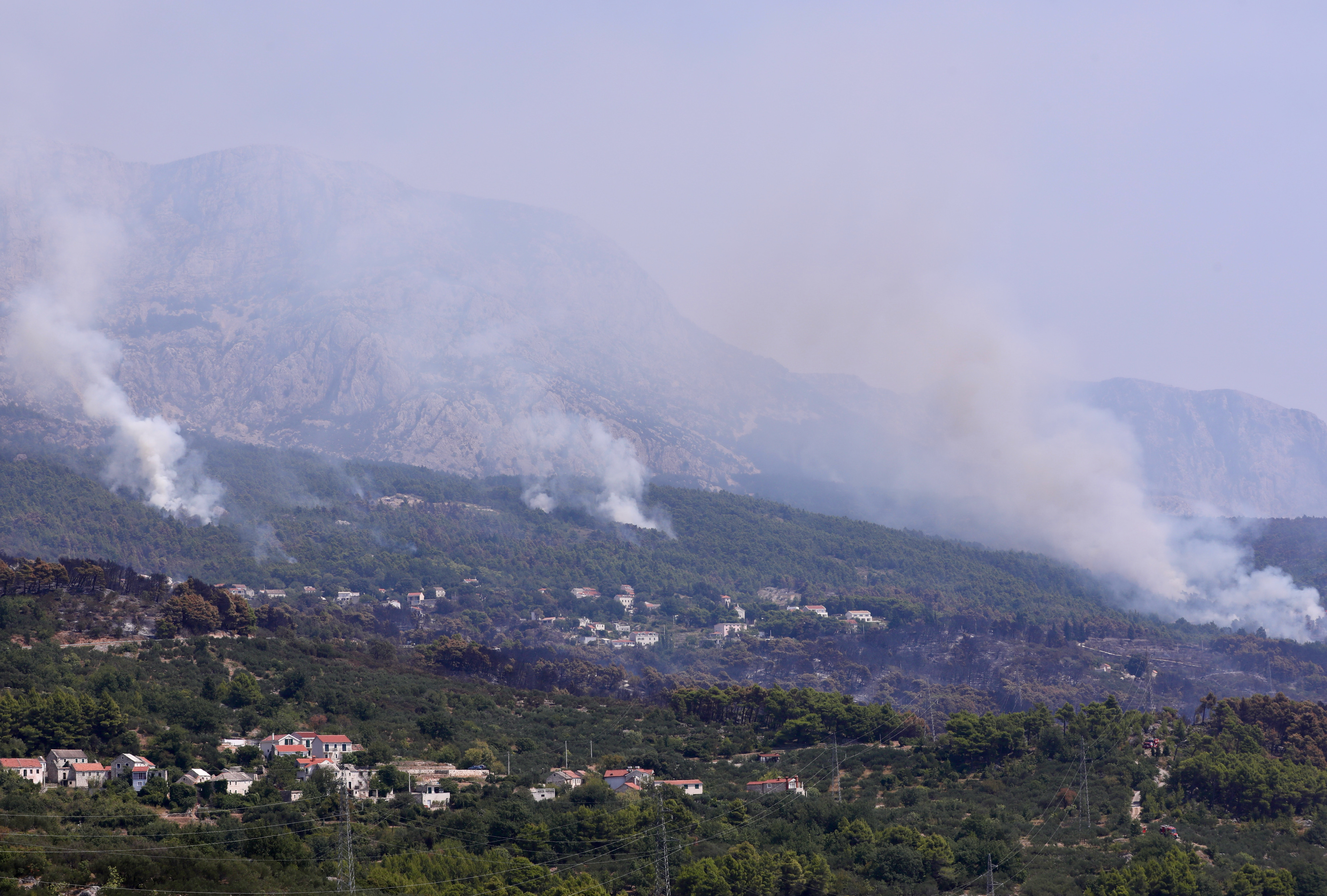 Nakon odlaska kanadera s područja Tučepa još uvijek ima aktivna vatre na nekoliko lokacija