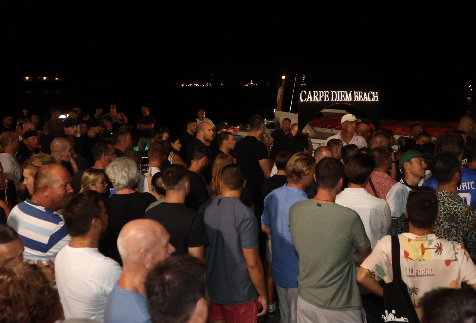 Hvar: Prosvjed građana u znak podrške pretučenom vlasniku restorana Gariful