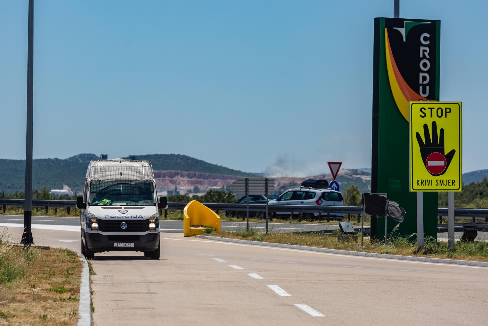 Navijači Hajduka u pratnji policije na odmorištu Nadin na autocesti A1