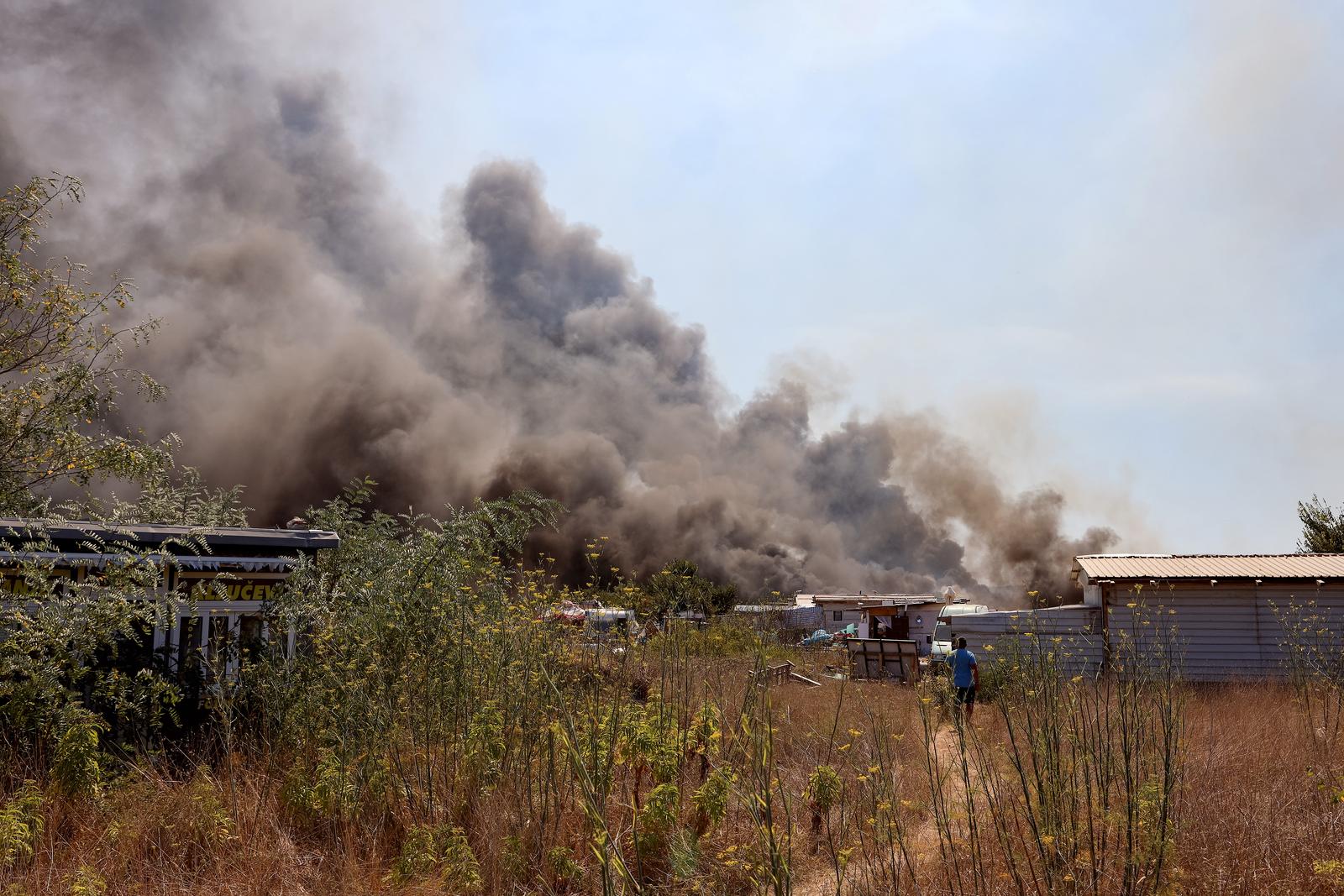 Veliki požar nedaleko Zemunika zahvatio i parkirane automobile