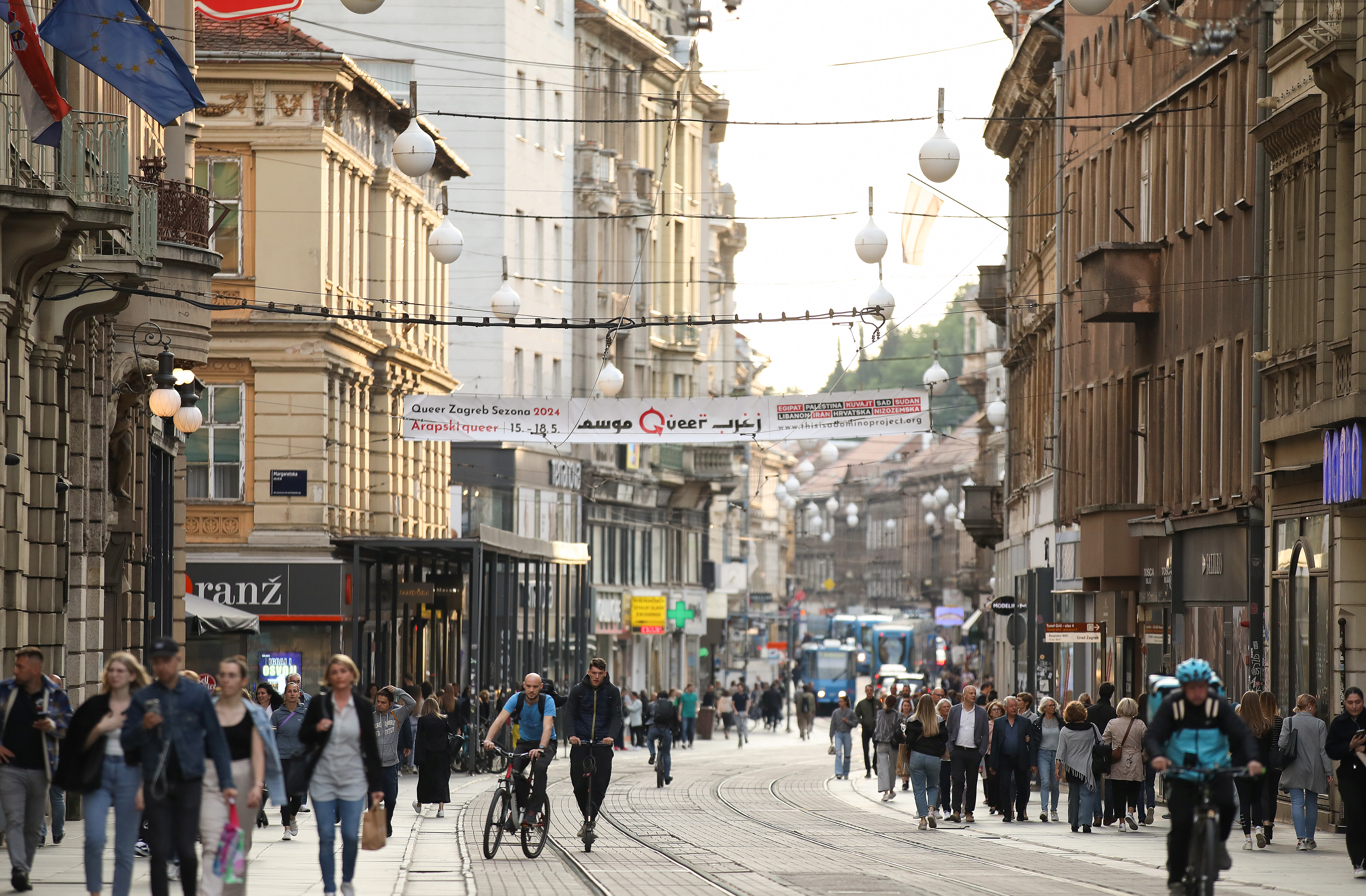 Zagreb: Sunčano poslijepodne ljudi iskoristili za šetnju gradom
