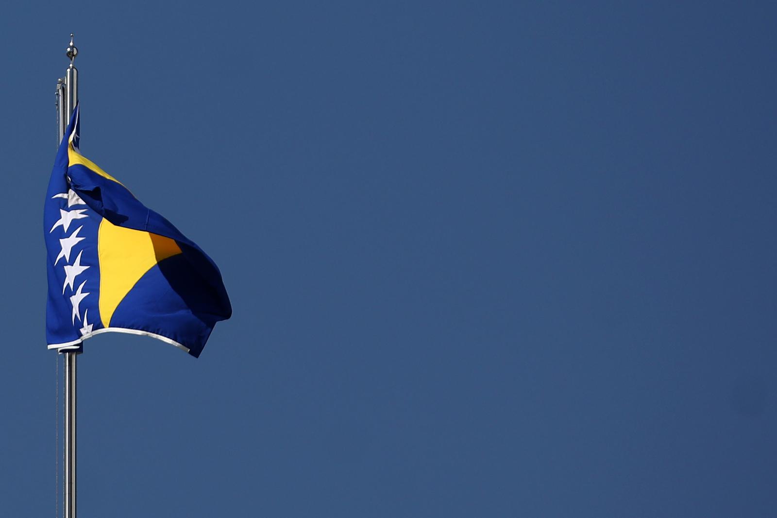 Zastava Bosne i Hercegovine na zgradi Parlamenta BiH