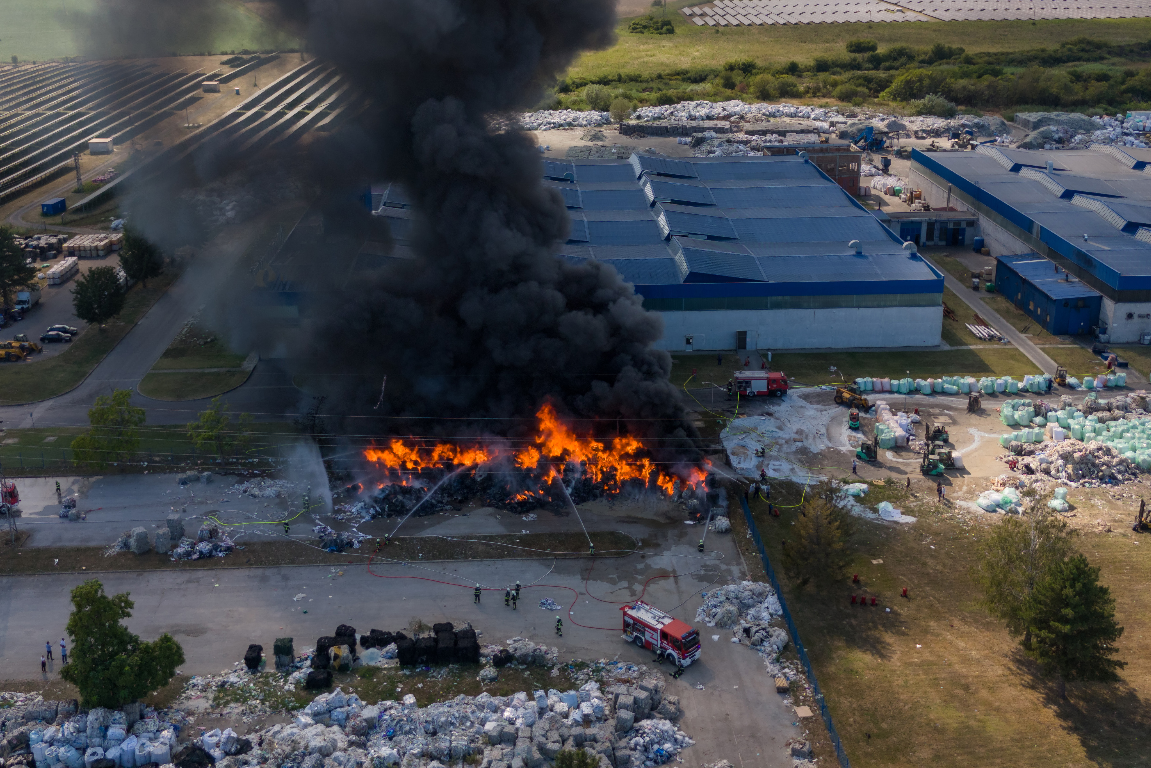 Osijek: Pogled iz zraka na požar koji je ponovno izbio u tvonici Drava Internacional