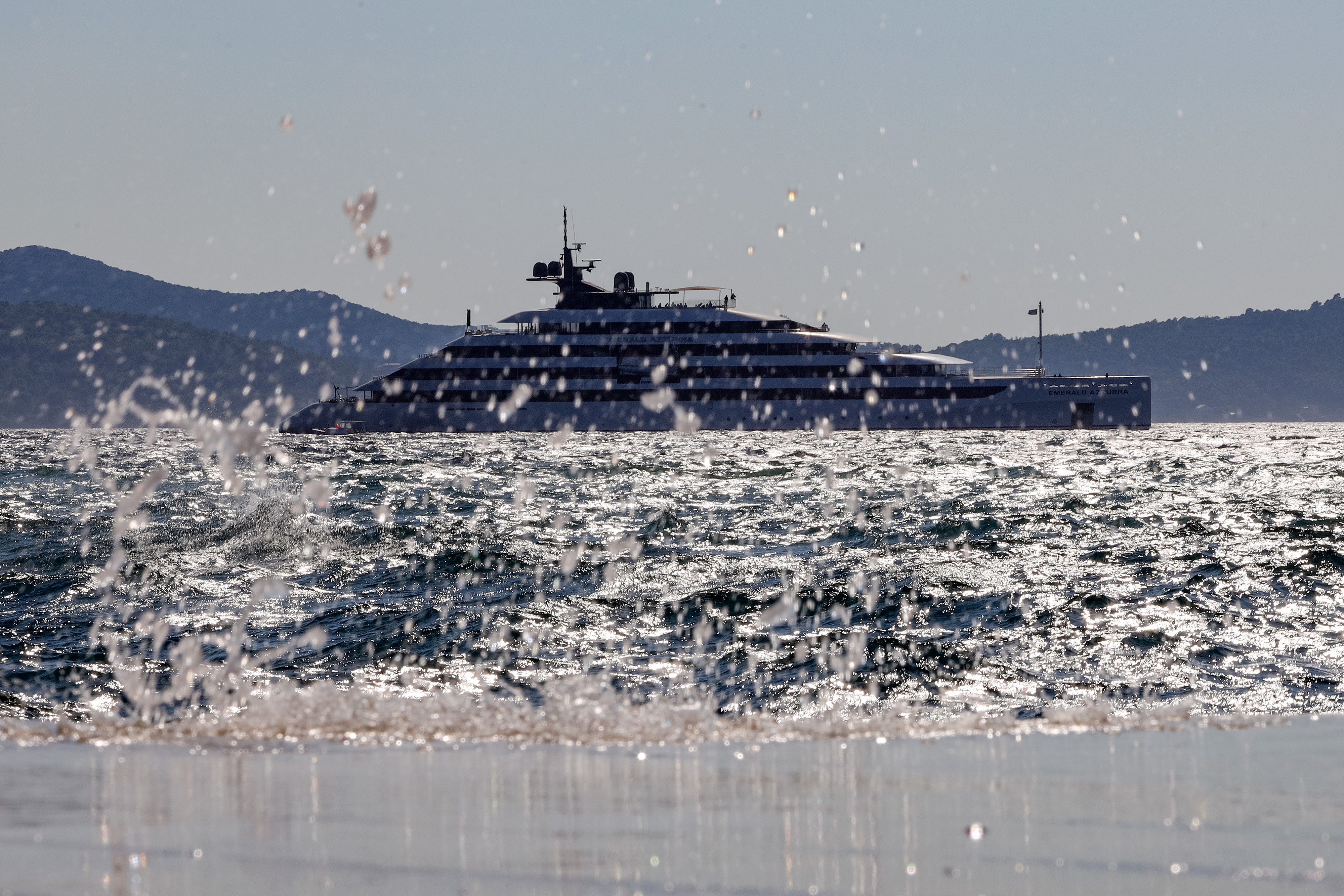 Zadar: Kruzer Emerald Azzura plovi zadarskim kanalom