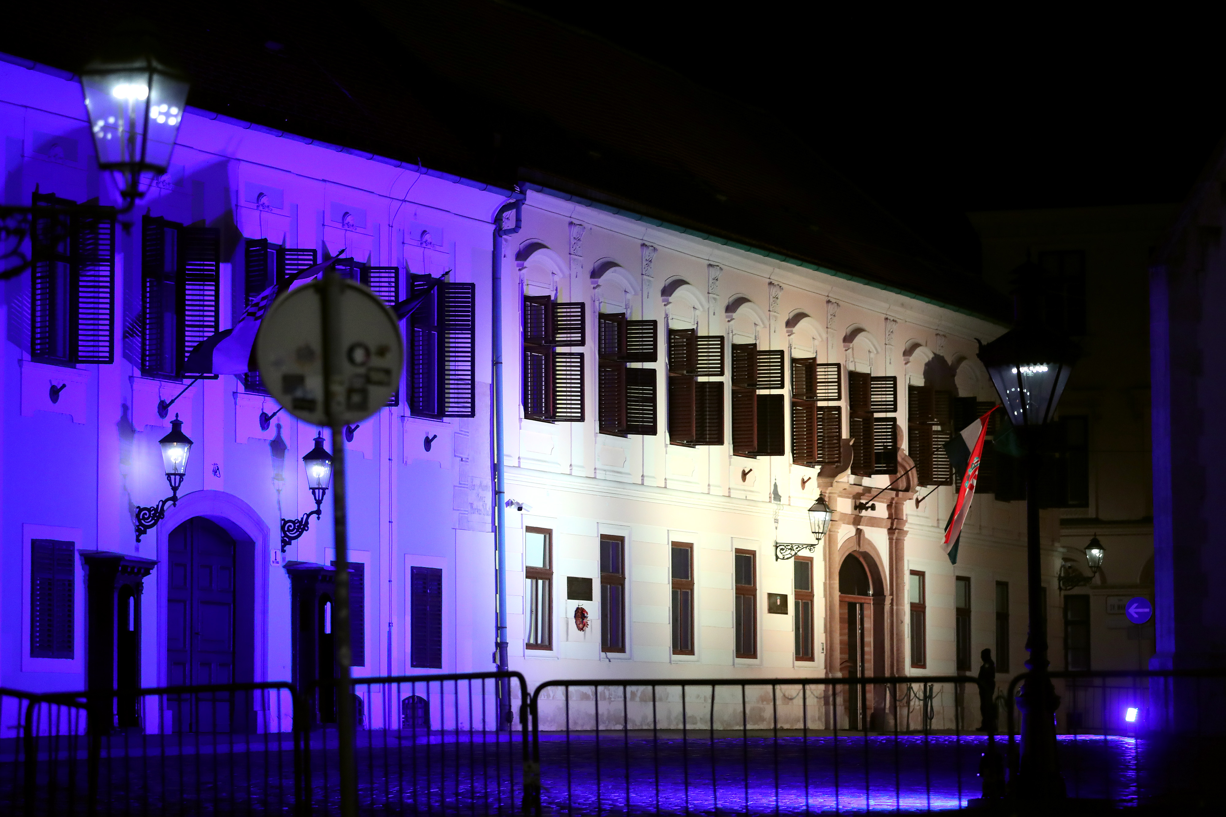 Zgrade Vlade i Sabora zasvijetlile u bojama ukrajinske zastave