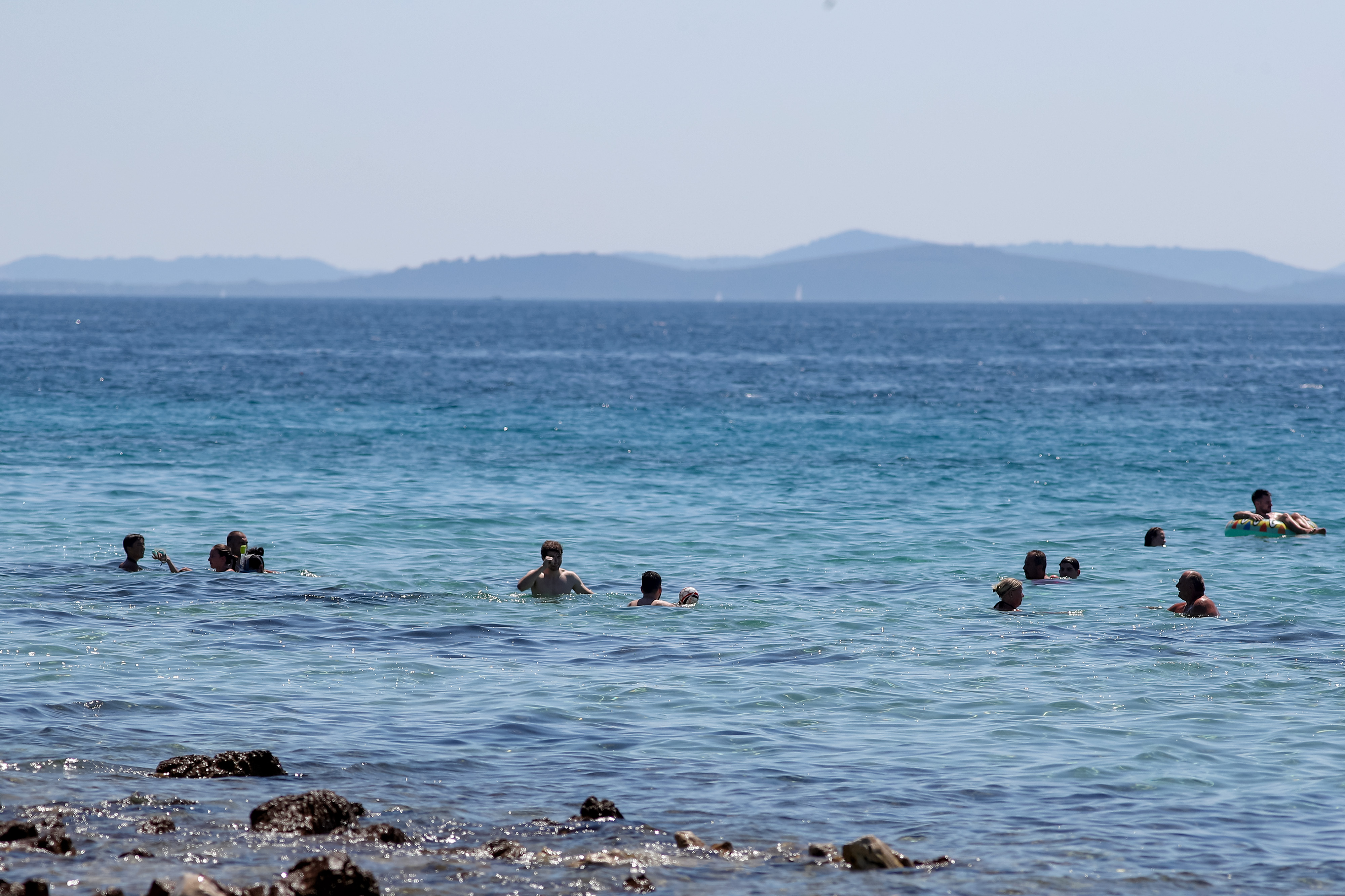 Velik broj turista kupa se kod svjetionika na Viru