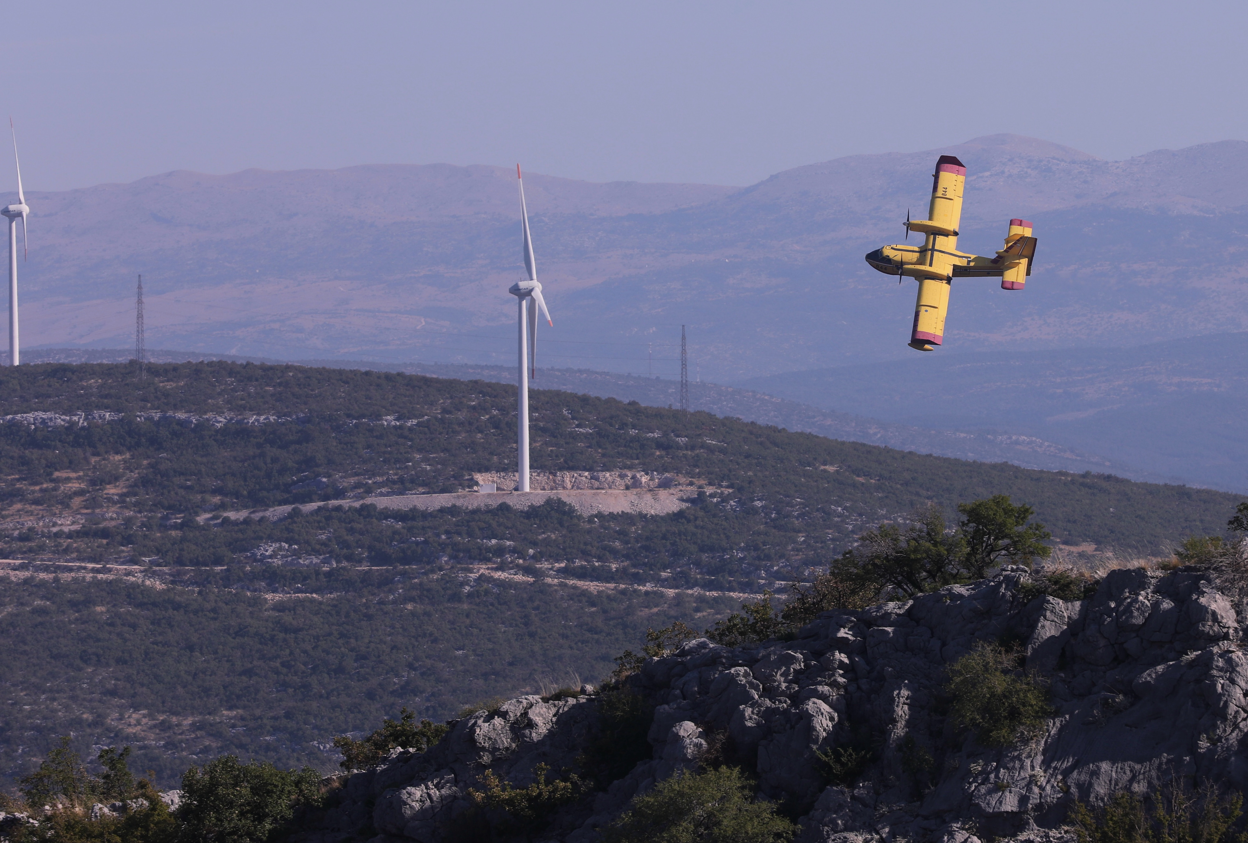 Požar kod Rupotine još uvijek aktivan, od jutra ga gase kanaderi