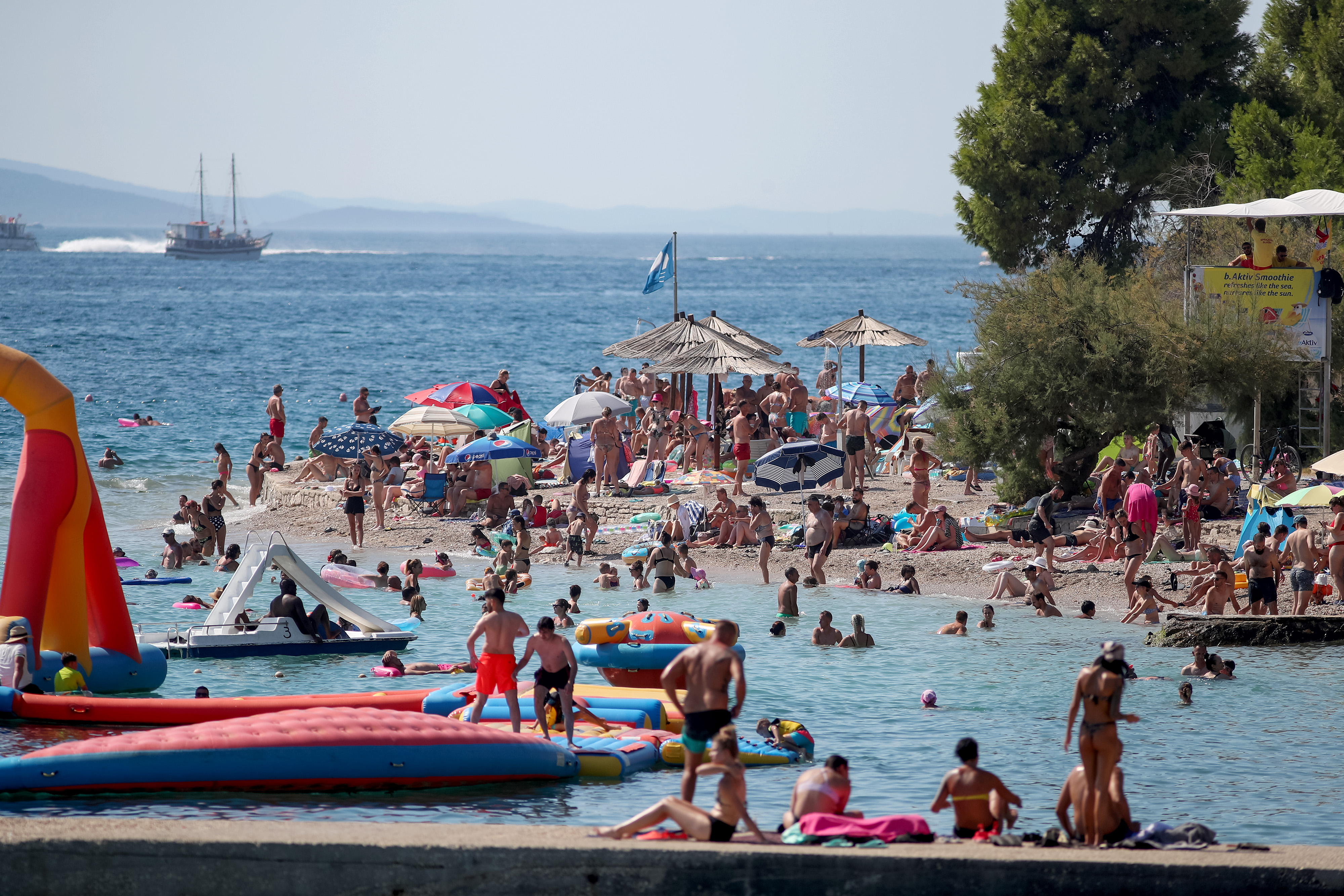 Zadar: Plaža Kolovare puna ljudi uslijed visokih temperatura