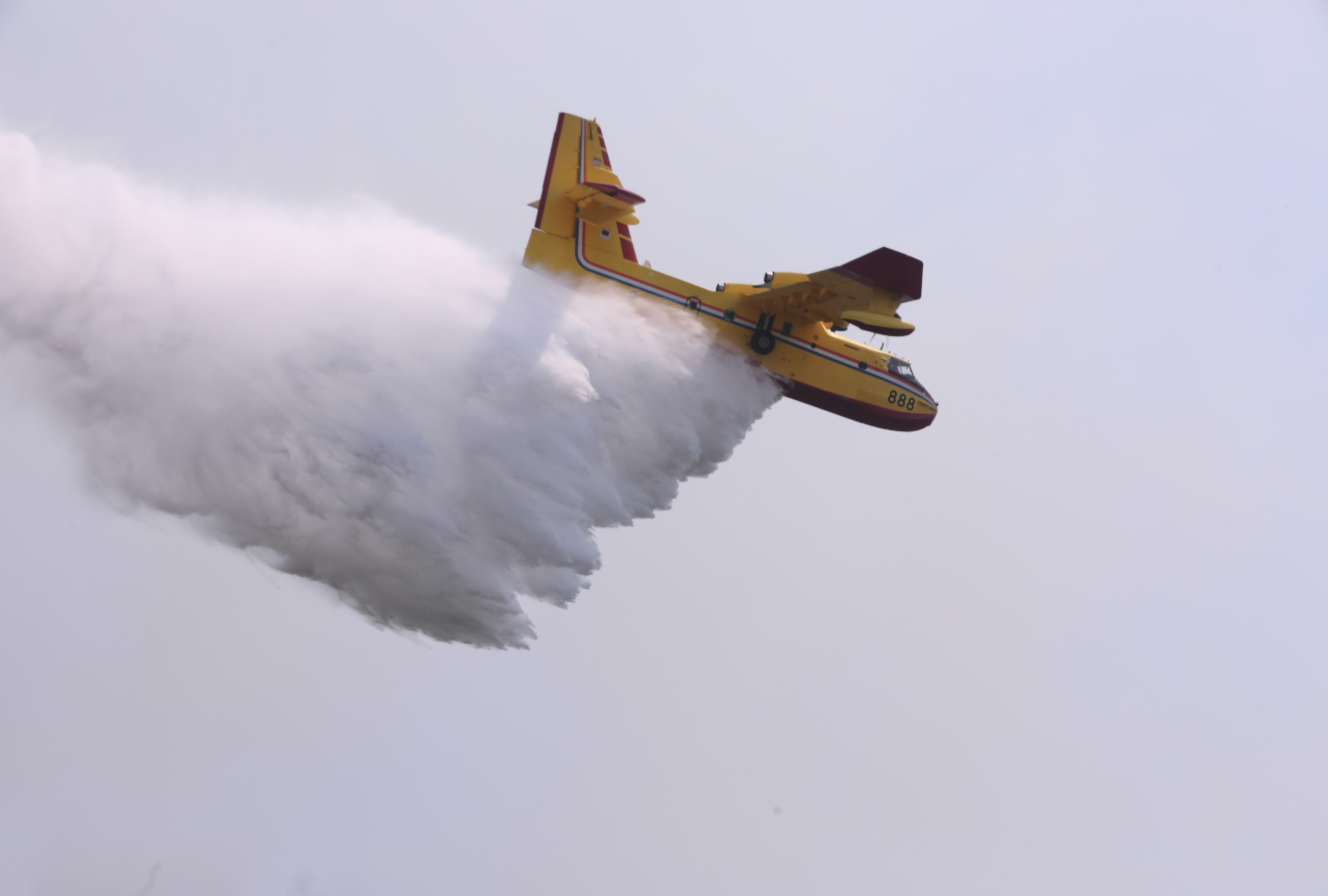 Tučepi: Vatrogascima na terenu pomažu i kanaderi