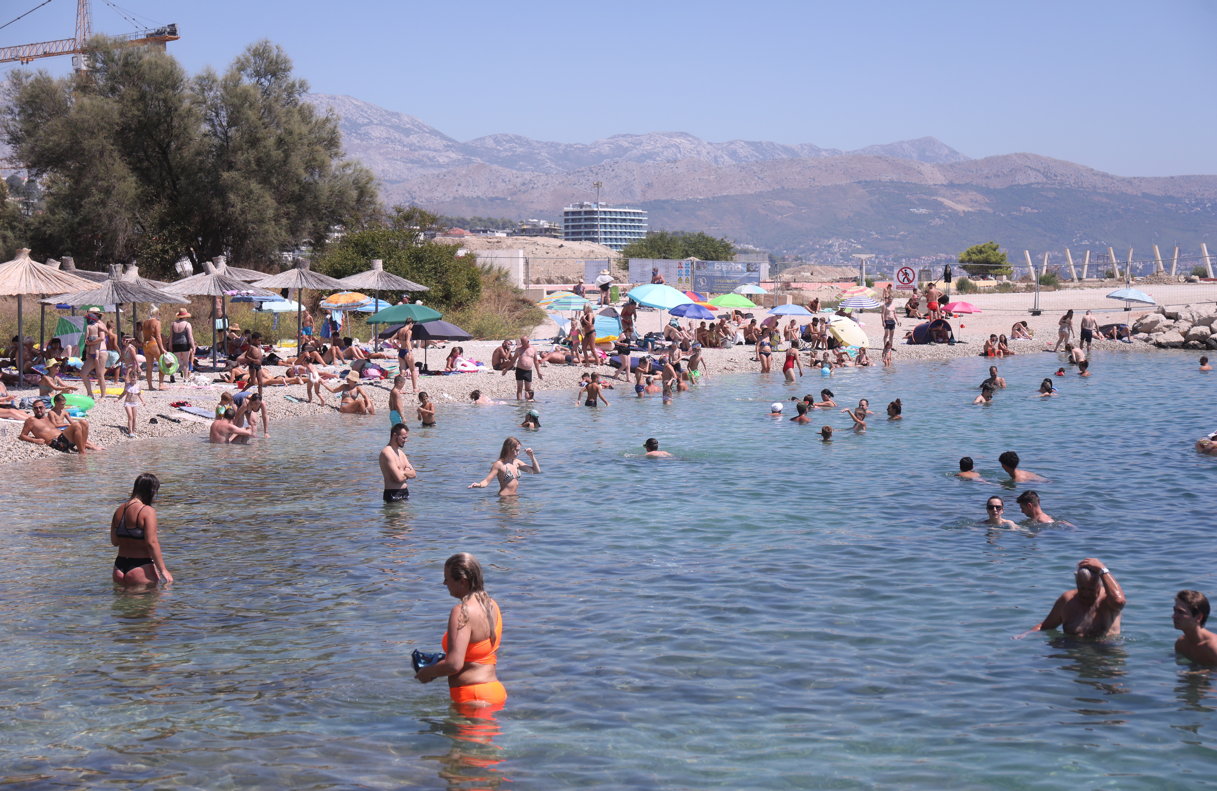 Split: Građani i turisti osvježenje pronašli na plaži