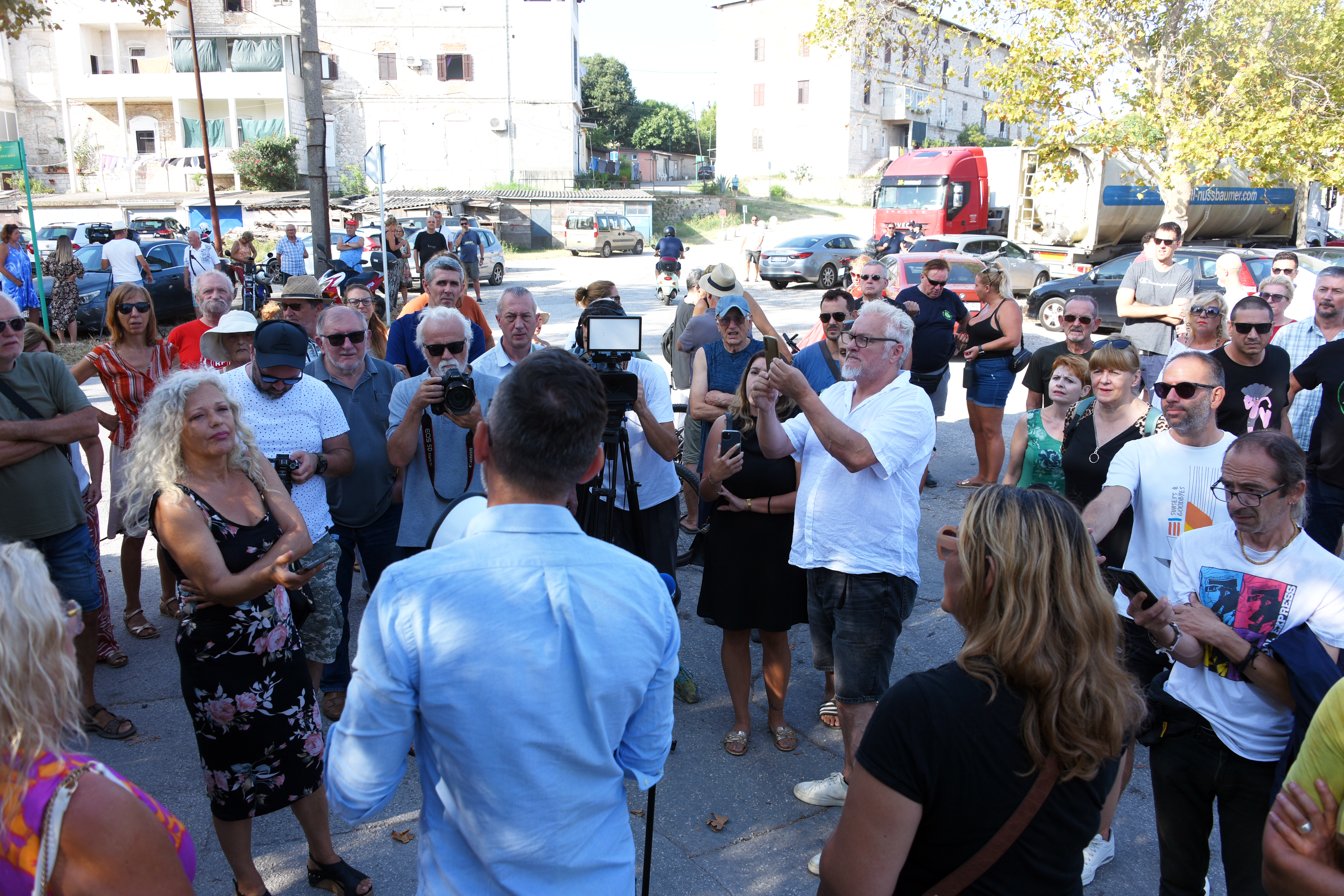 16.08.2024., Pula: Prosvjed gradjana ispred tvornice cementa Calucem.