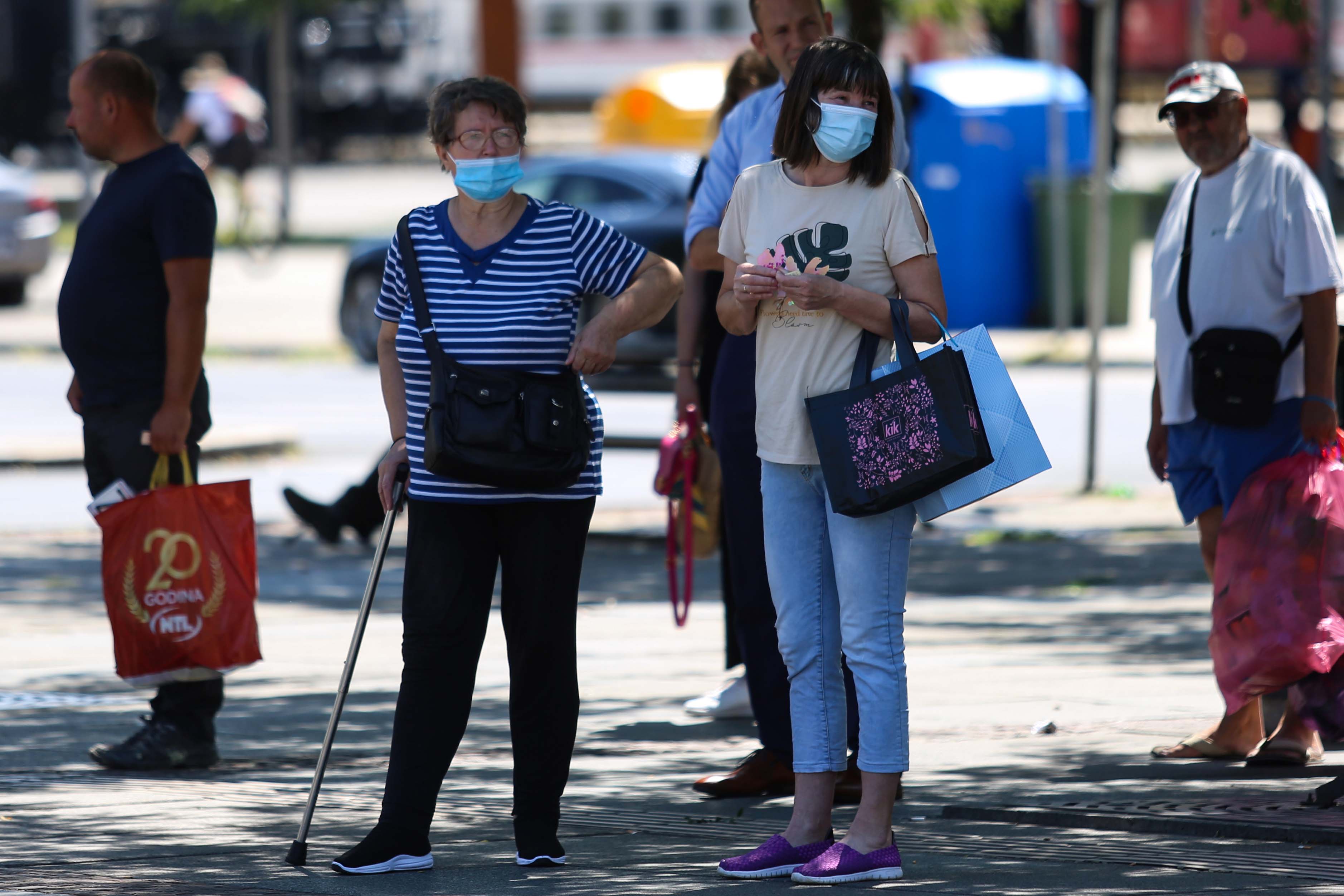 Danas 80 novih slučajeva, sve više hospitaliziranih, građani nastavljaju nositi zaštitne maske