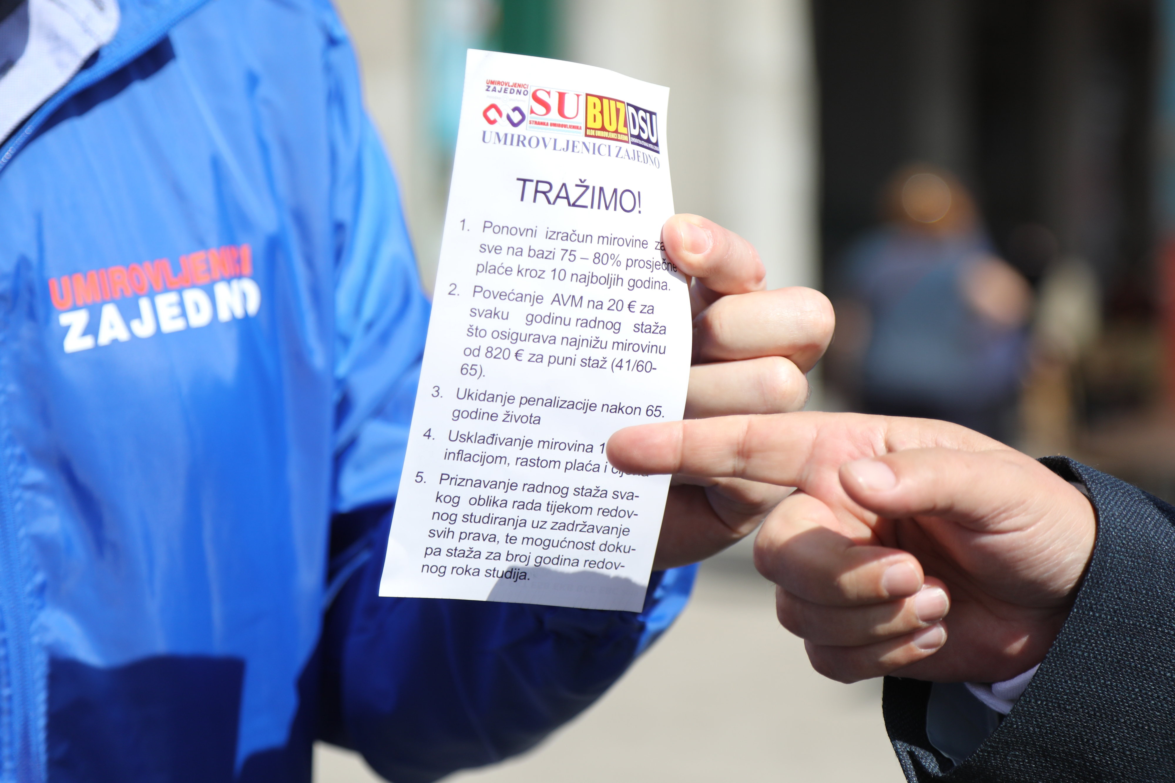 Zagreb: Članovi koalicije "Umirovljenici zajedno" na tržnici Dolac razgovarali s kupcima koje je posjetio i Davorko Vidović