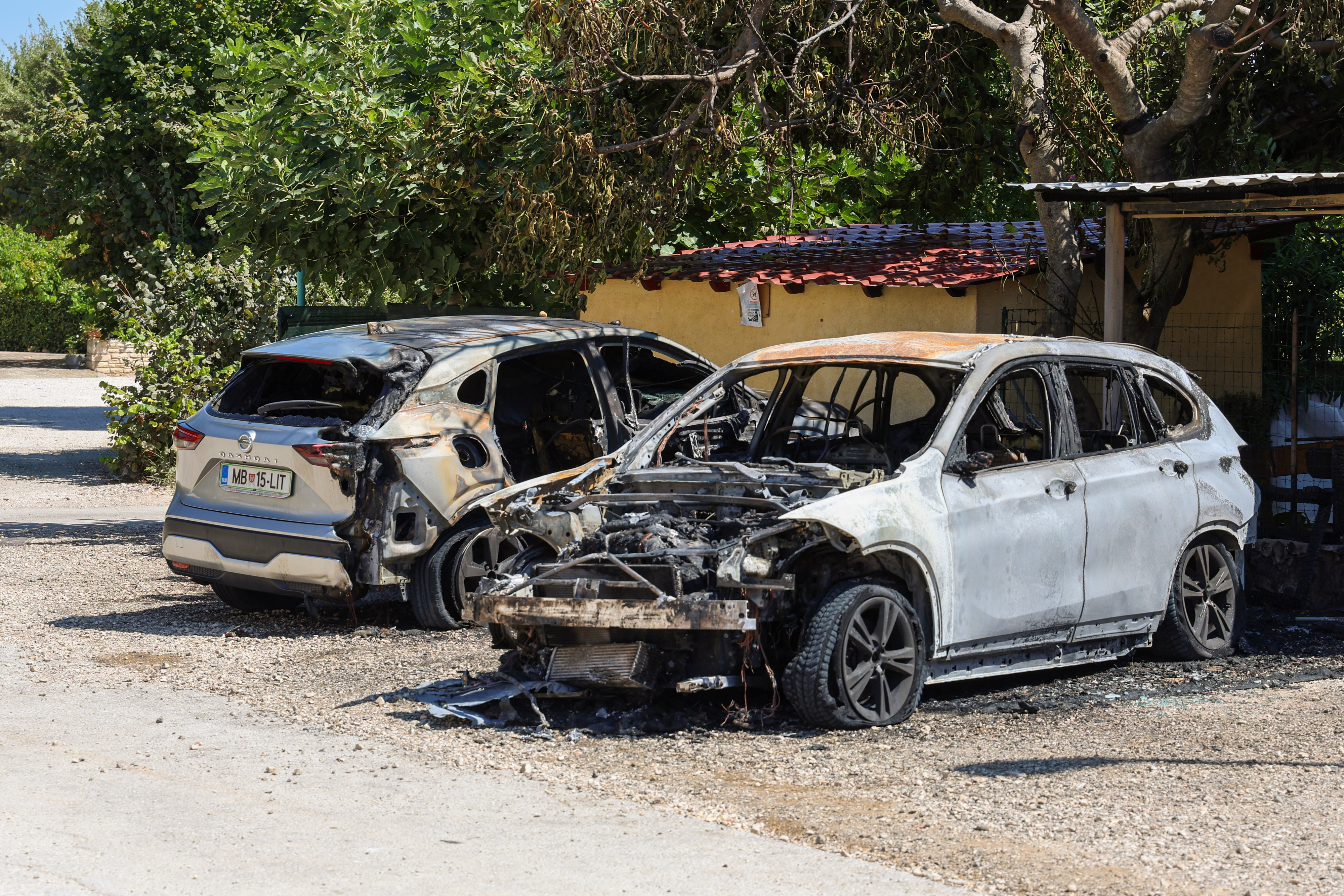 Zapaljeni motor i automobil