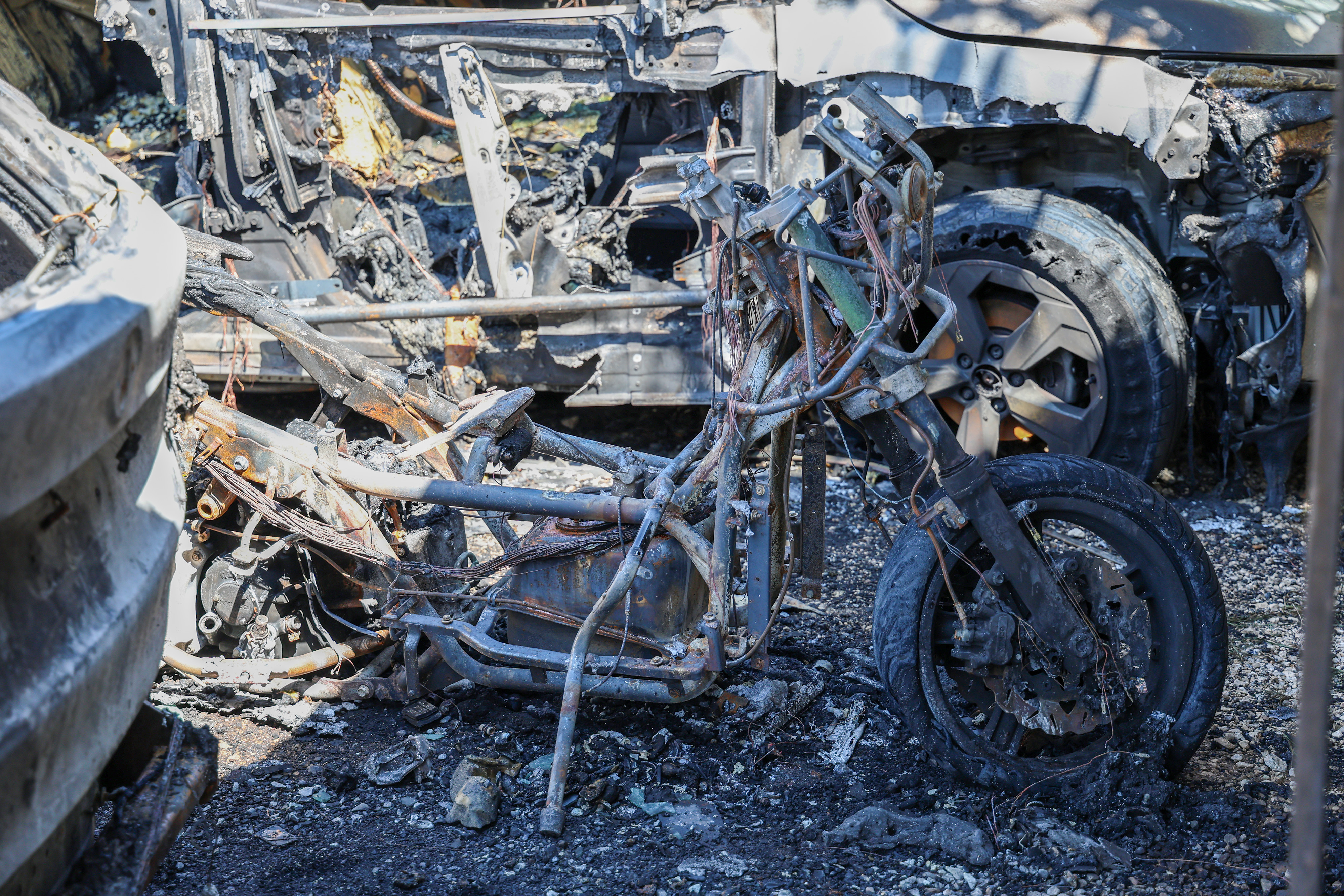 Zapaljeni motor i automobil