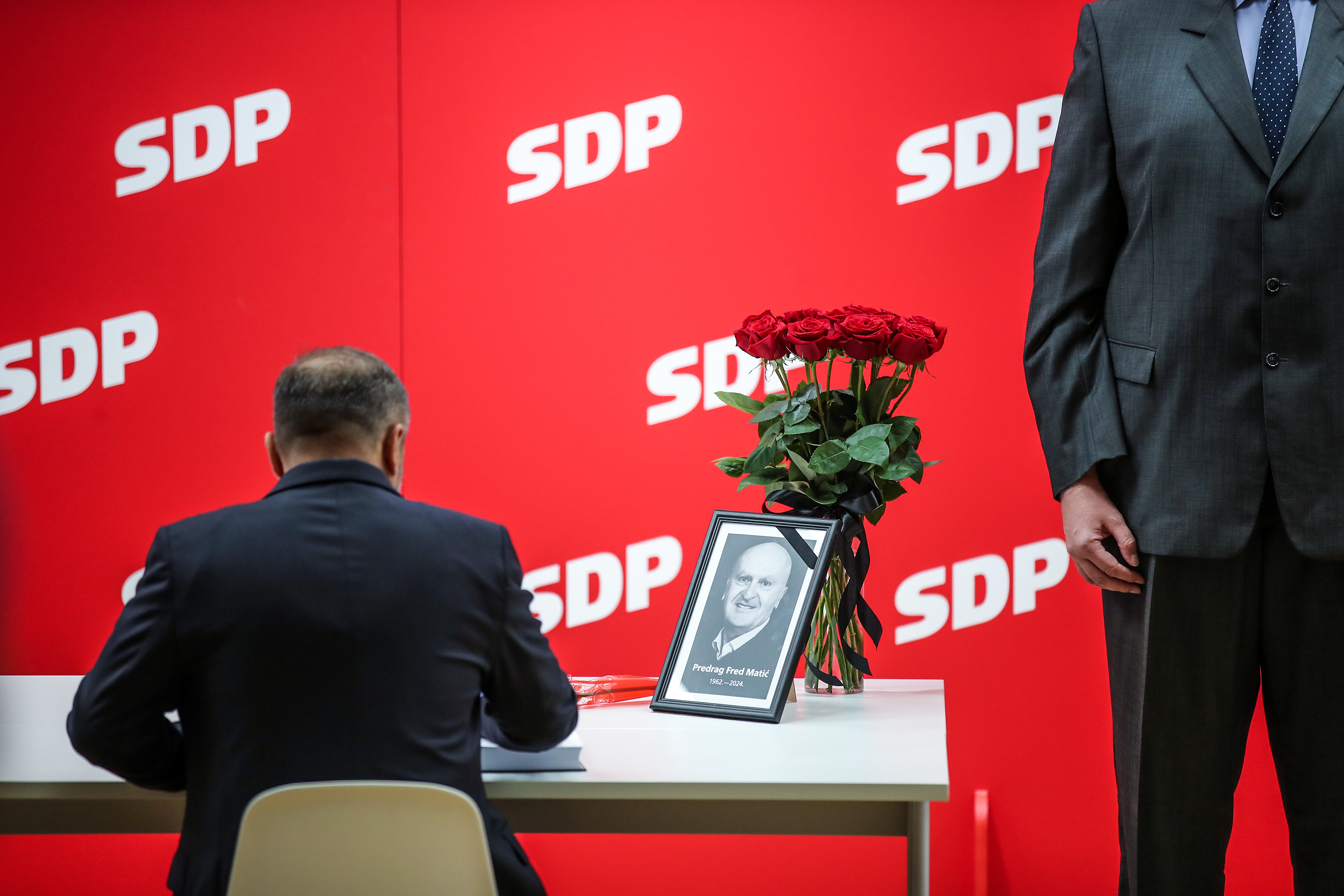 Zagreb: U središnjici SDP-a postavljena knjiga žalosti povodom smrti Predraga Freda Matića