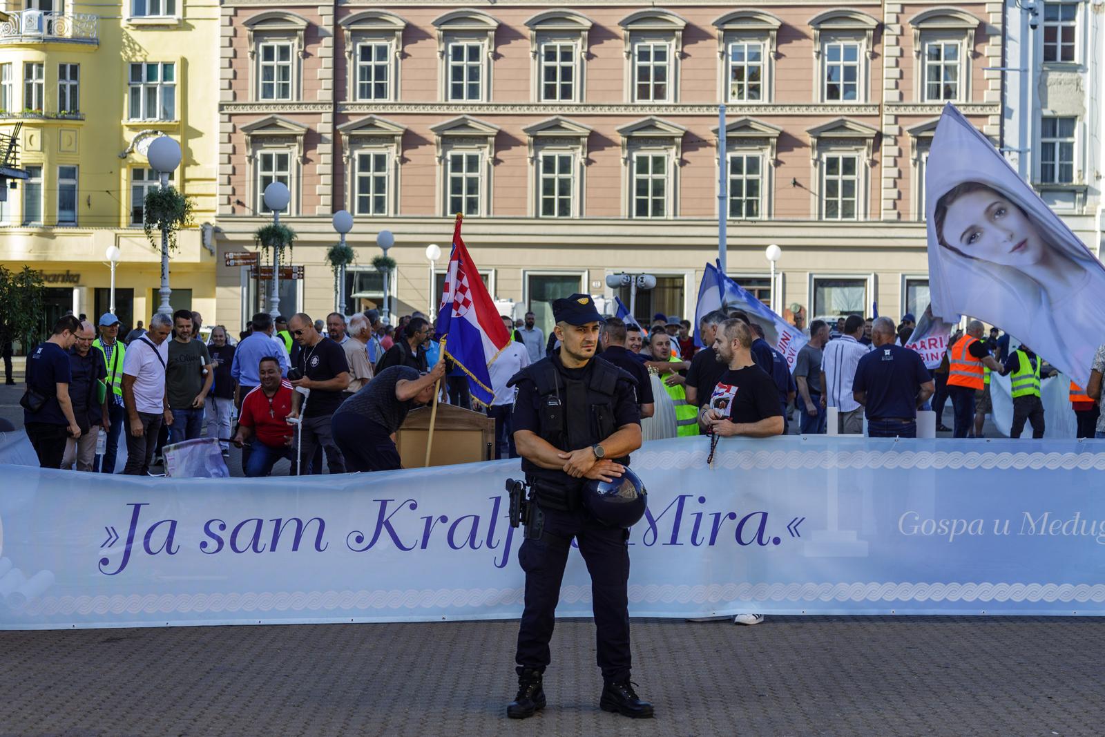 Zagreb: Molitelji se ponovno okupili na Trgu bana Josipa Jelačića i molili za predbračnu čistoću i čednost