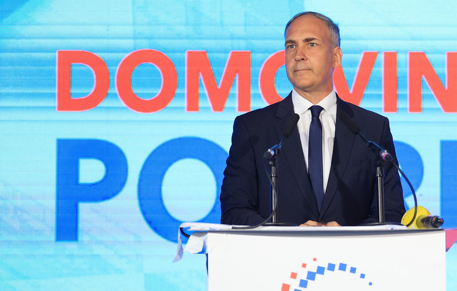 Zagreb: Bartulica u stožeru Domovinskog pokreta slavio s kolegama i održao govor