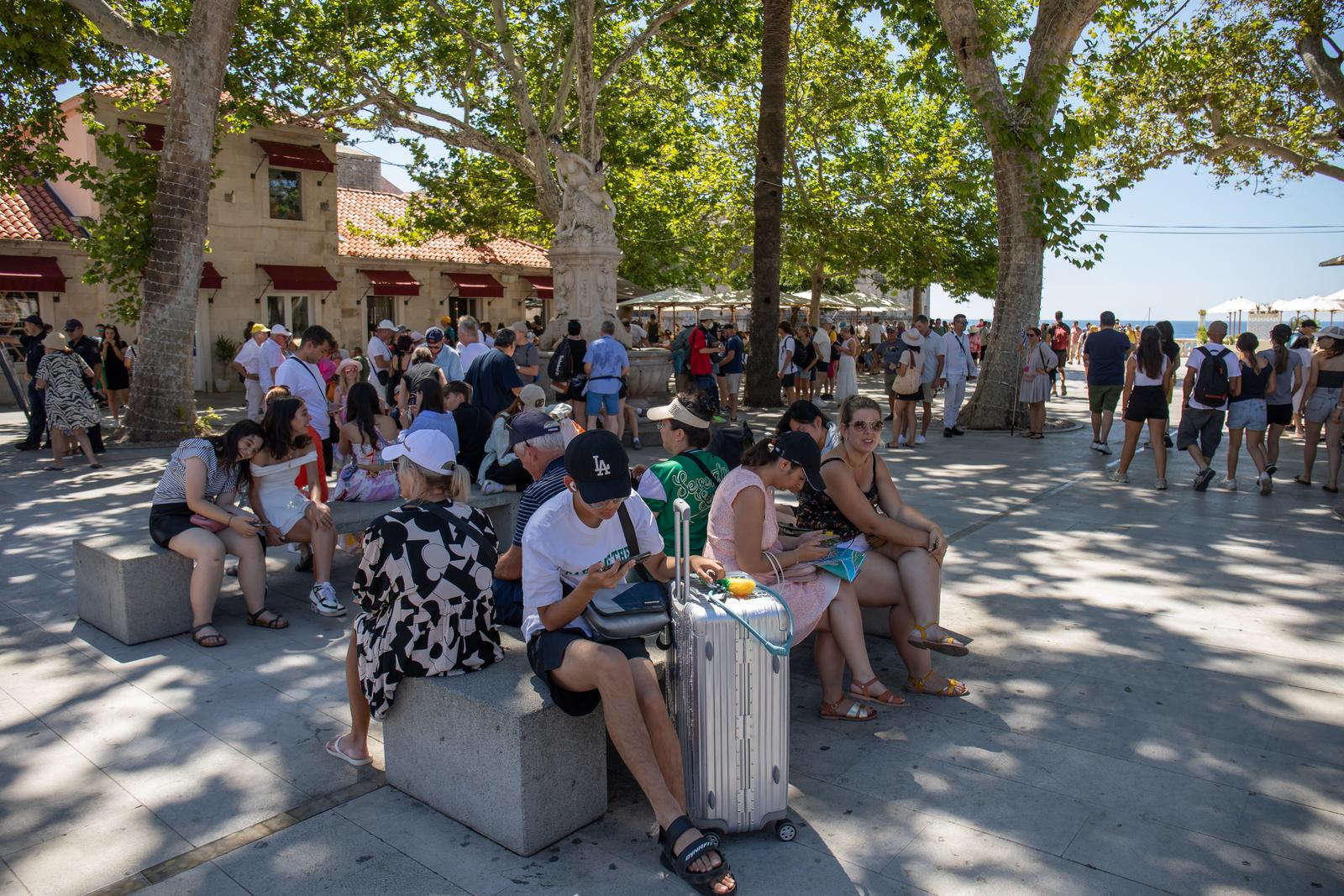 Dubrovnik: Unatoč neugodnim temperaturama brojni turisti uitili su se u razgledavanje grada