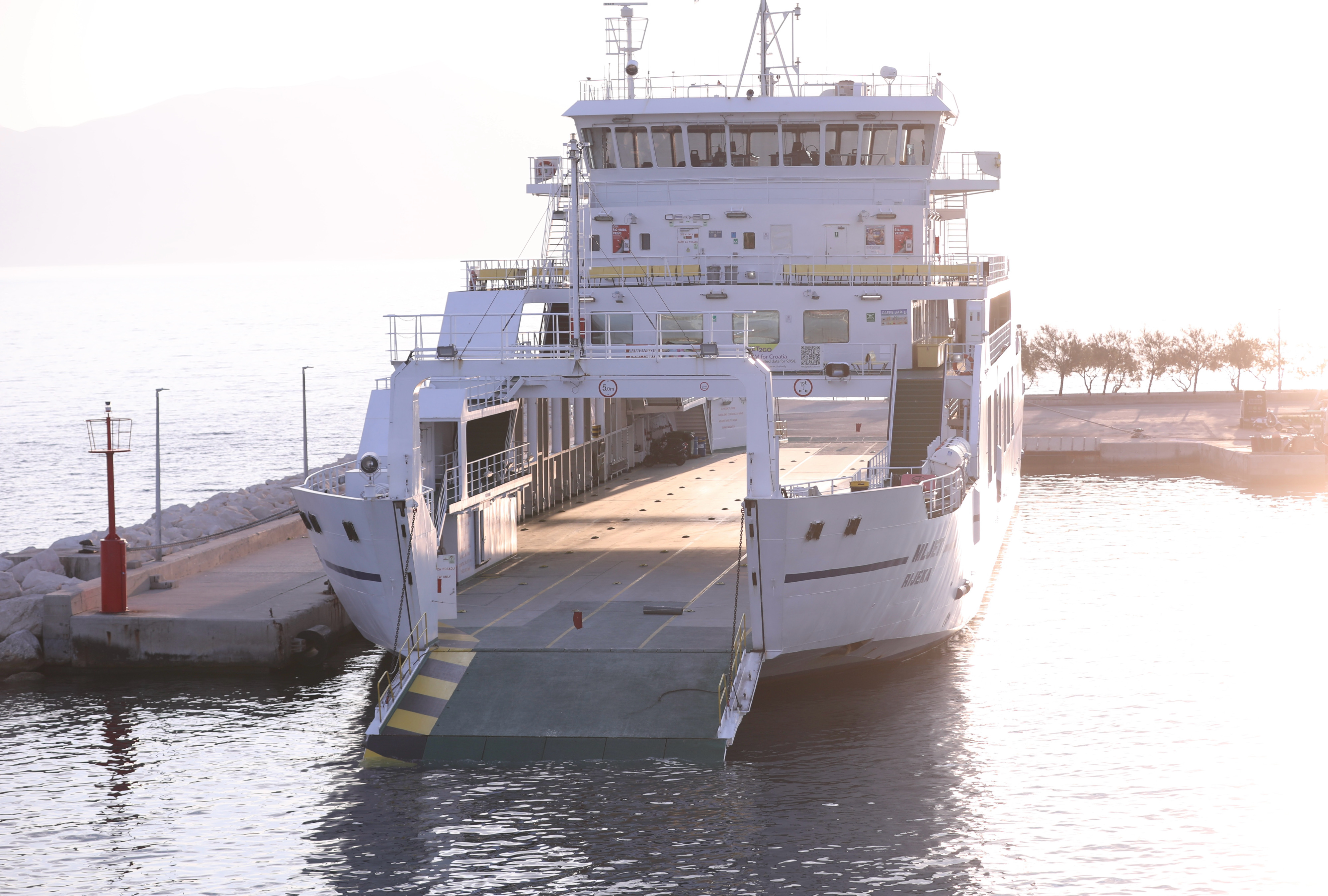 Supetar: Trajekt Mljet čija se rampa otvorila u plovidbi privezan je u luci
