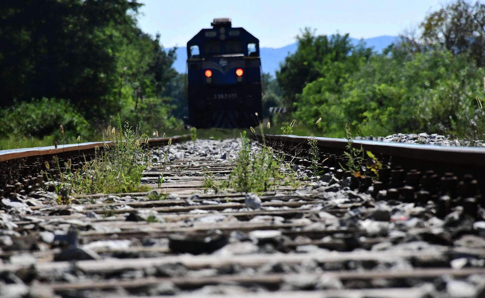 Na pružnom prijelazu u Trenkovu u naletu vlaka na automobil ozlijeđeno više osoba