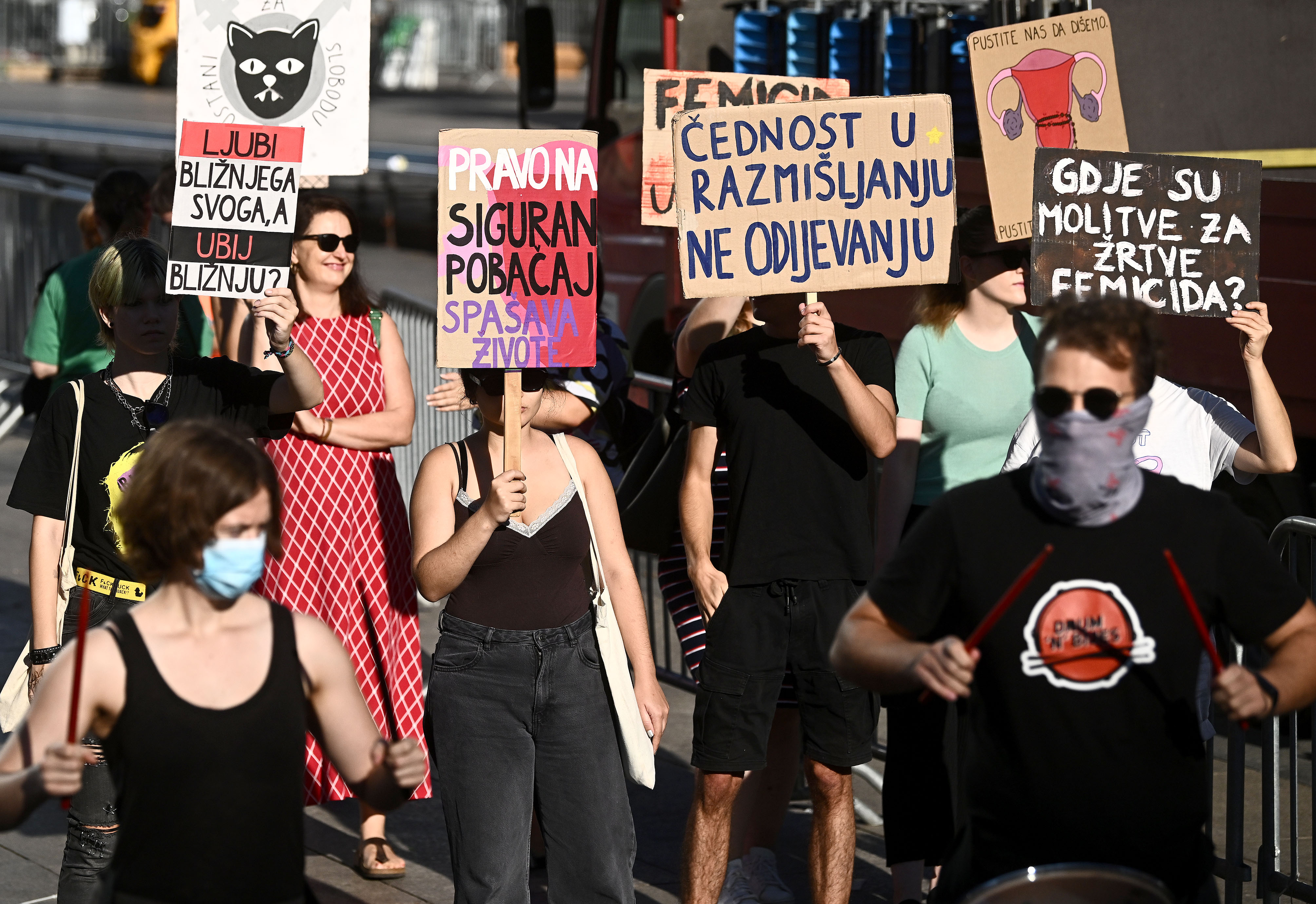 Zagreb: Prosvjed protiv molitve muškaraca predvođen saborskom zastupnicom SDP-a Sandrom Krpan