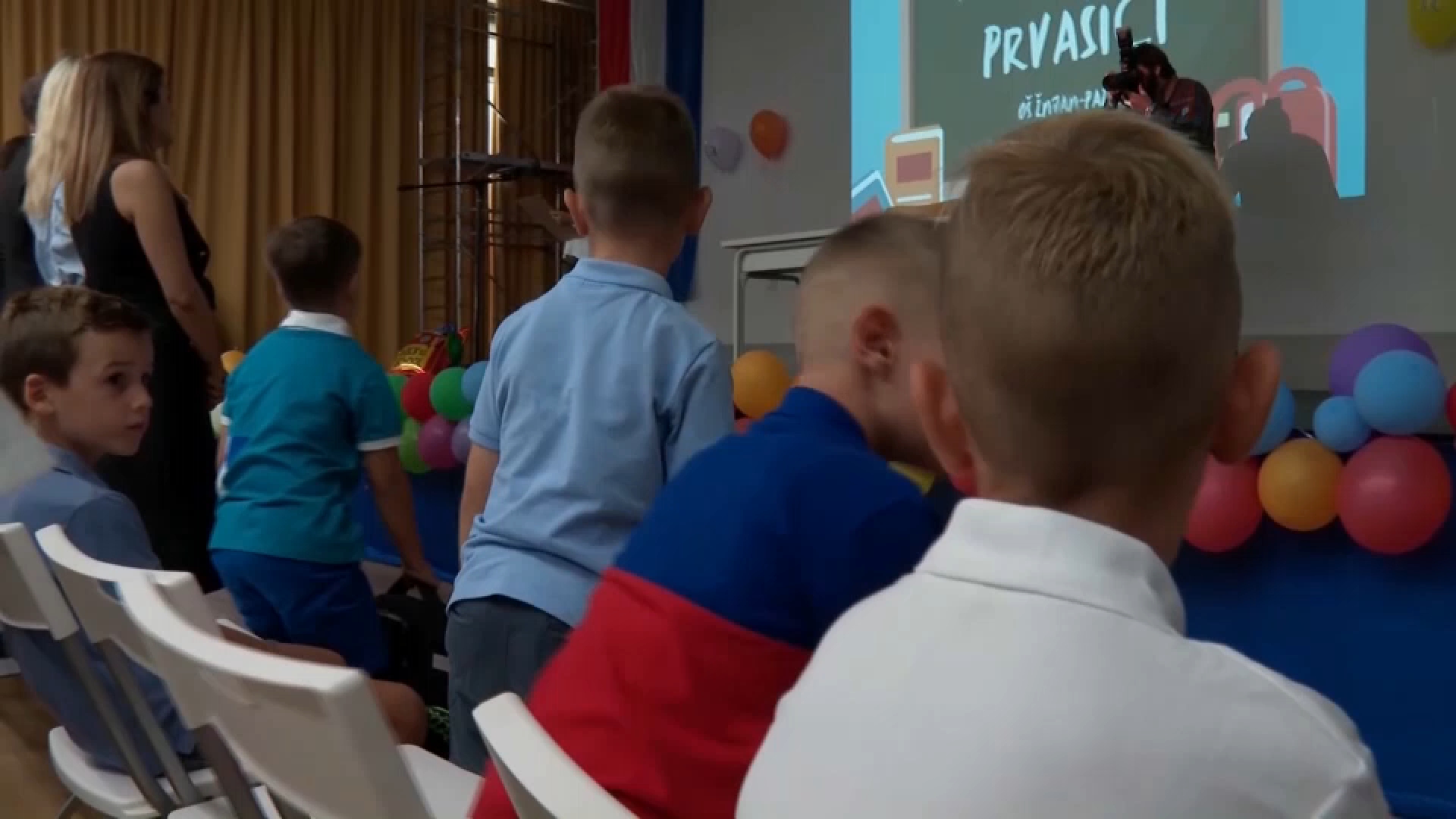 školarci, učenici, škola, klupe,