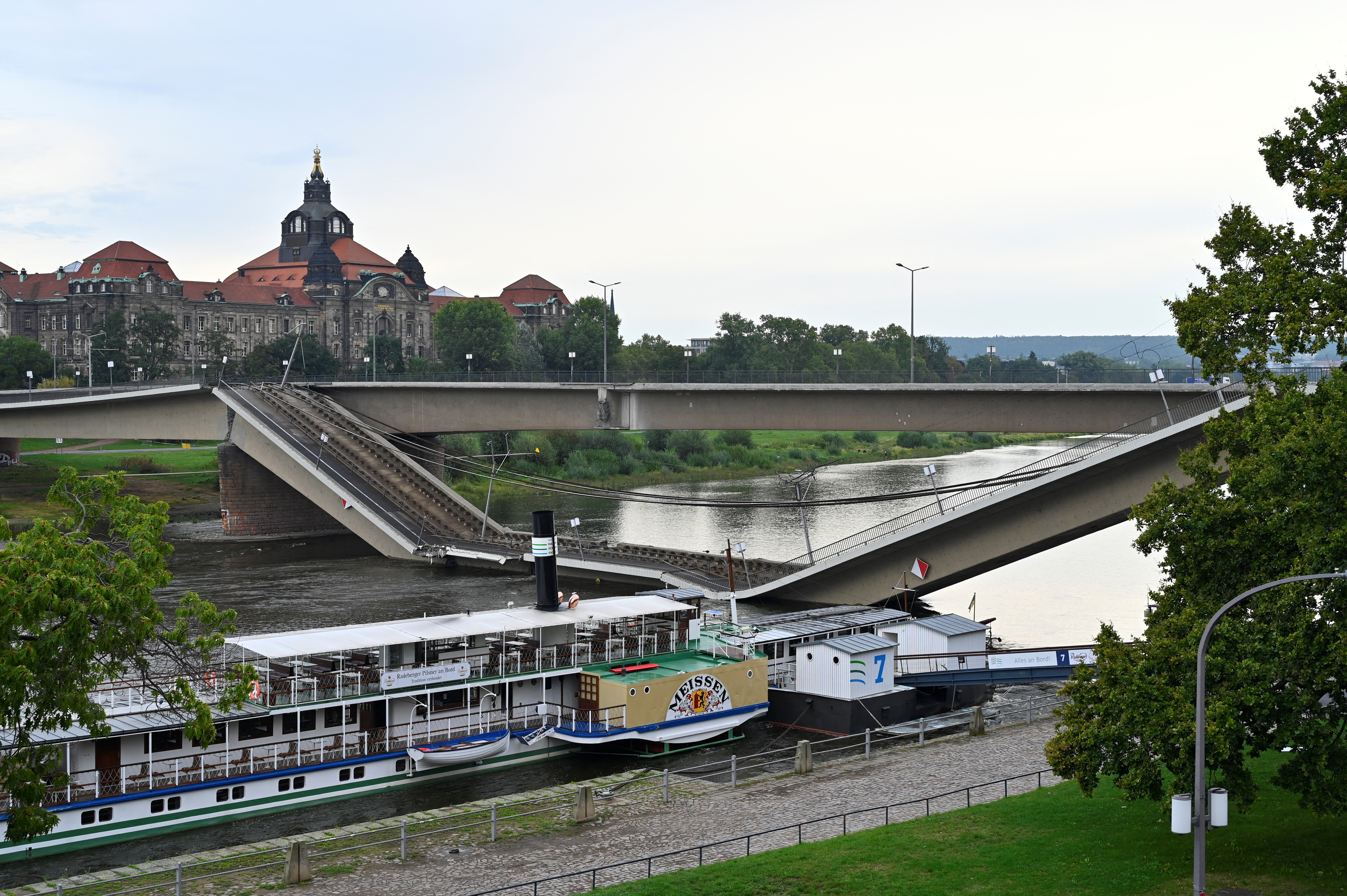 Parts of the Carola Bridge collapsed into the Elbe in Dresden