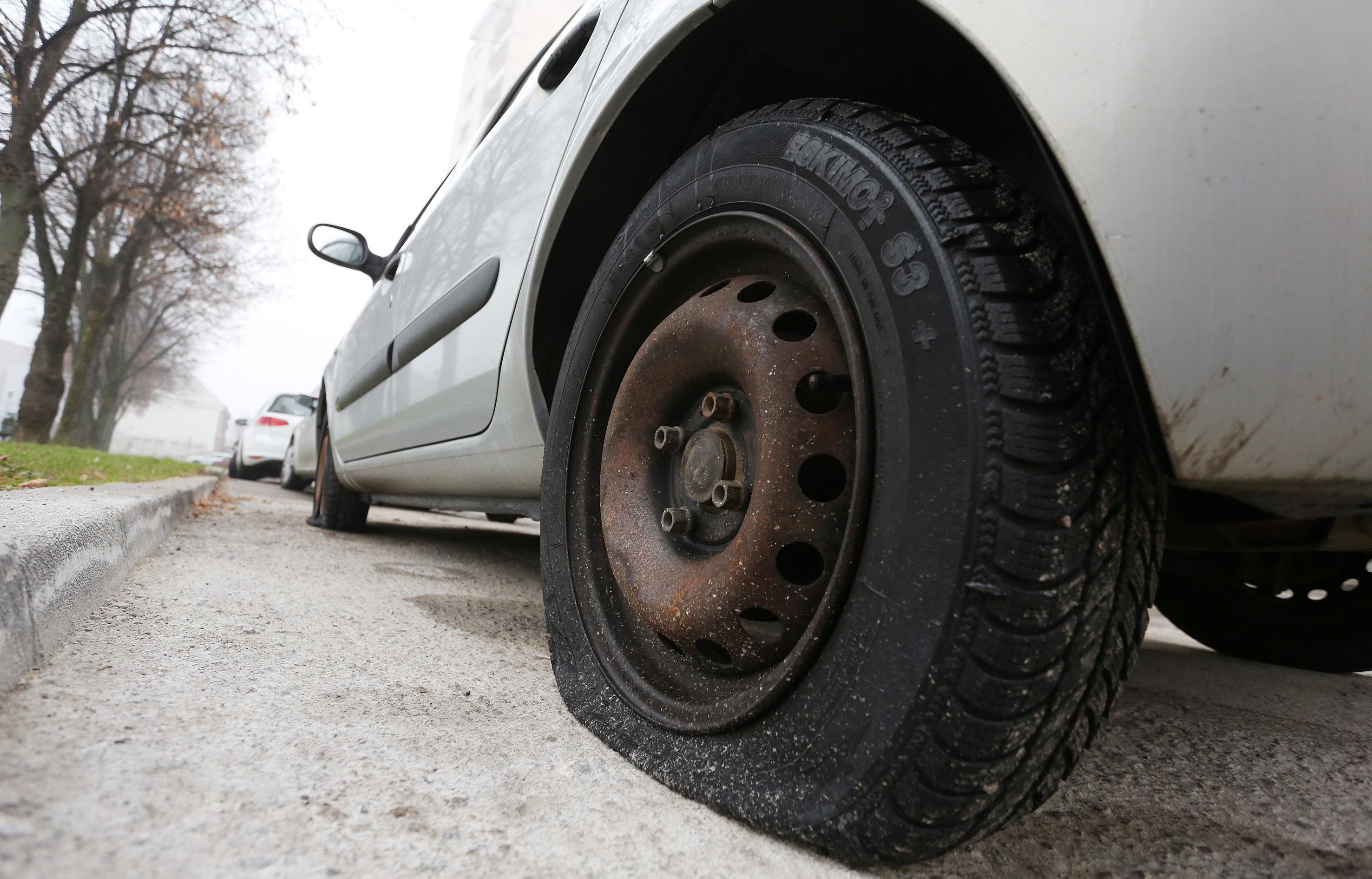 Karlovac: Nepoznati po?initelji izrezali gume na vie od trideset vozila u centru grada