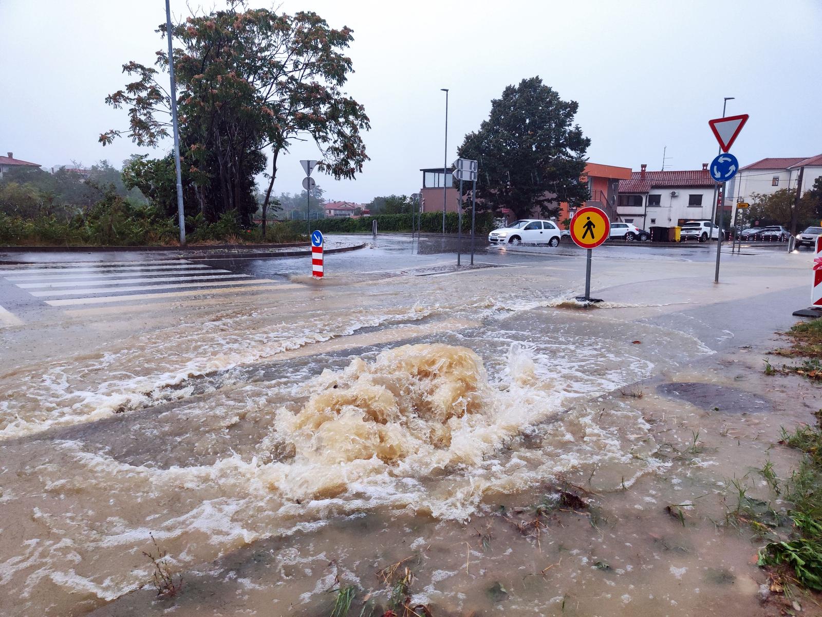 Poplavljene prometnice u Kopru