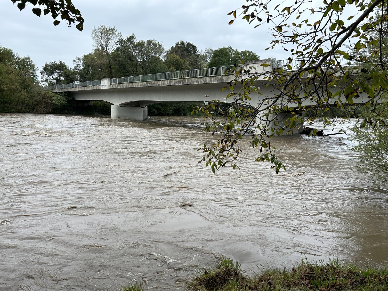 Vodostaj rijeke Mure u slovenskom gradu Gornja Radogna još uvijek je stabilan