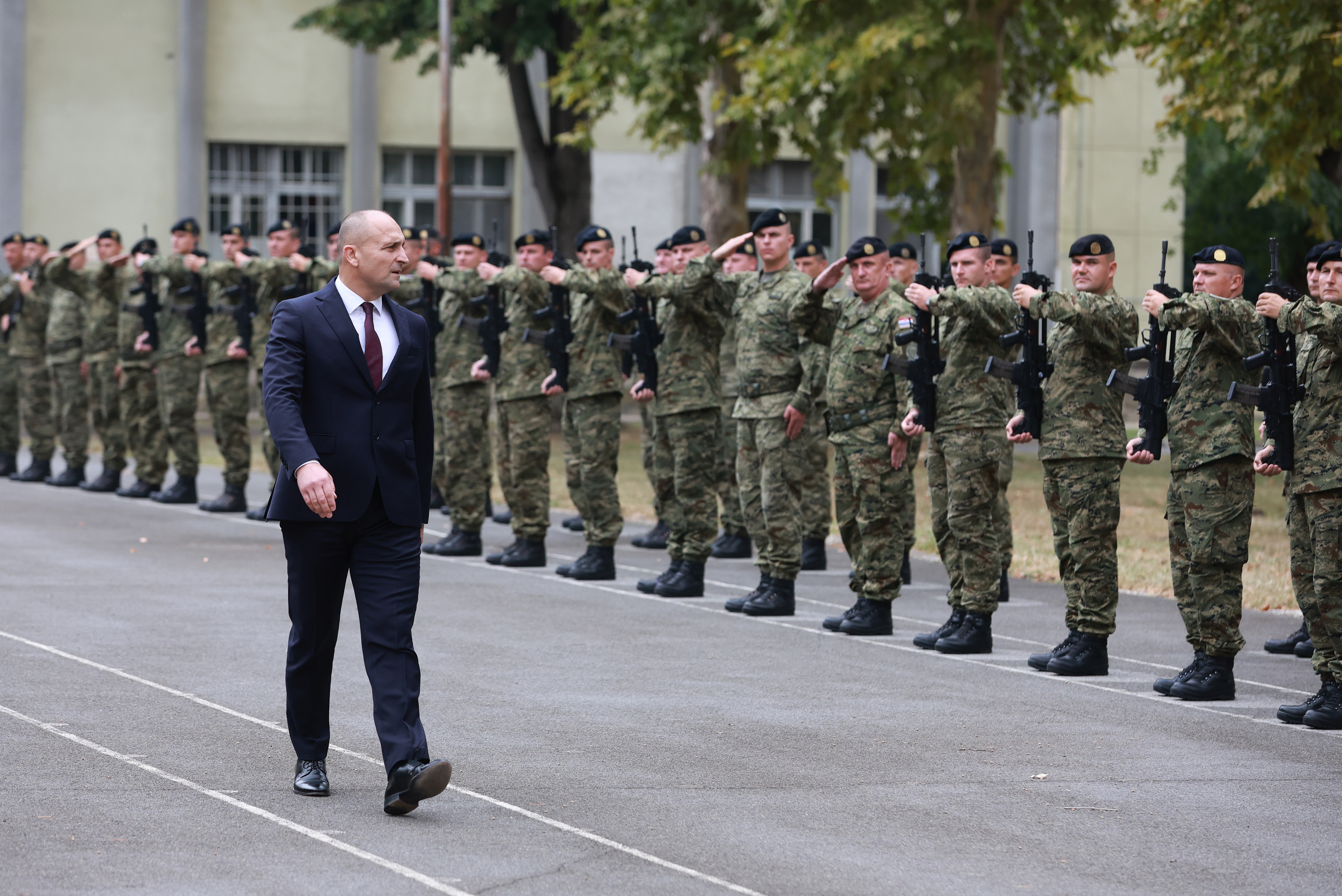 Ministar Anušić u radnom posjetu pripadnicima HV-a u vojarni "132. brigade HV" u Našicama