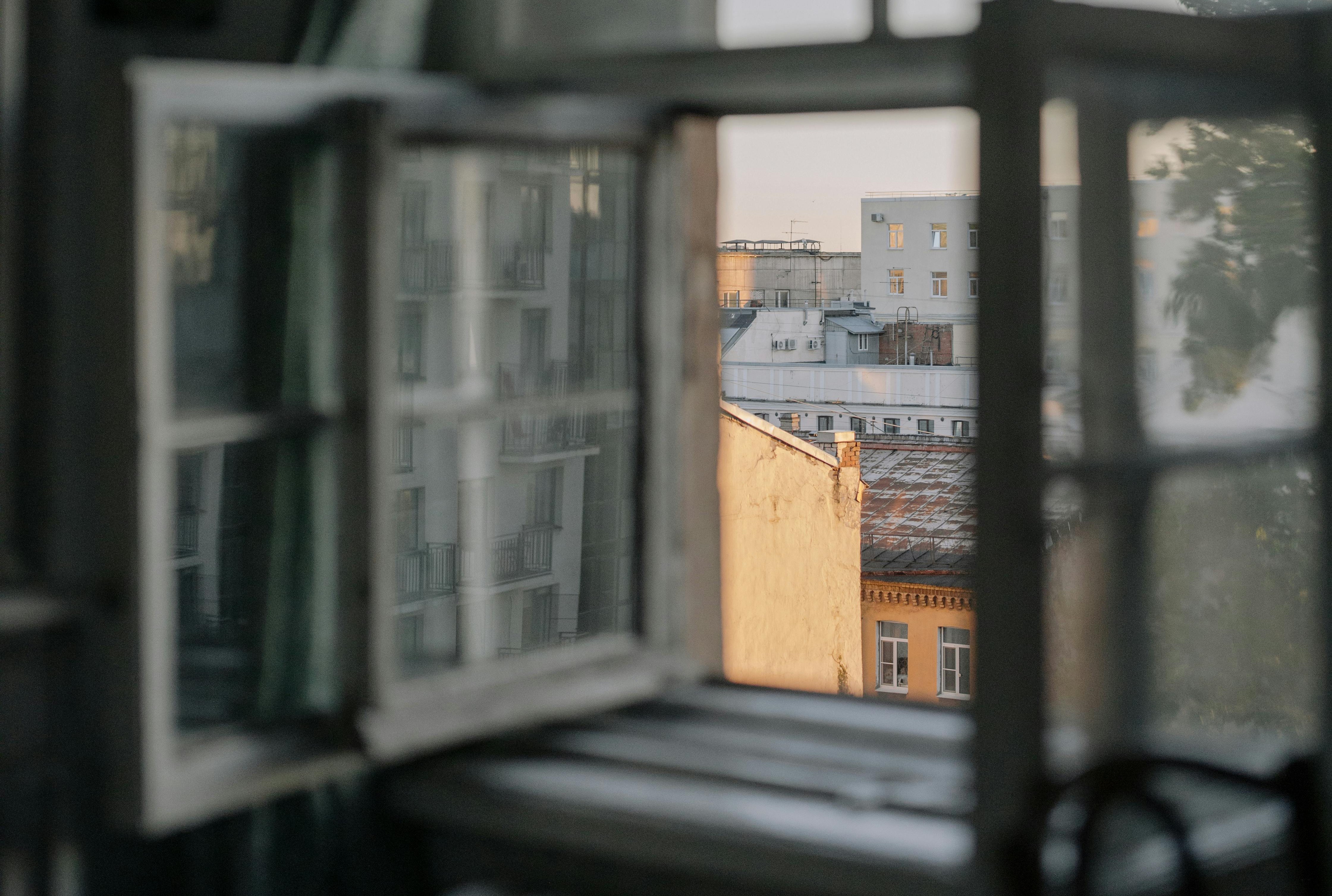 otvoren prozor, stan, apartman, krovovi, grad, zgrada