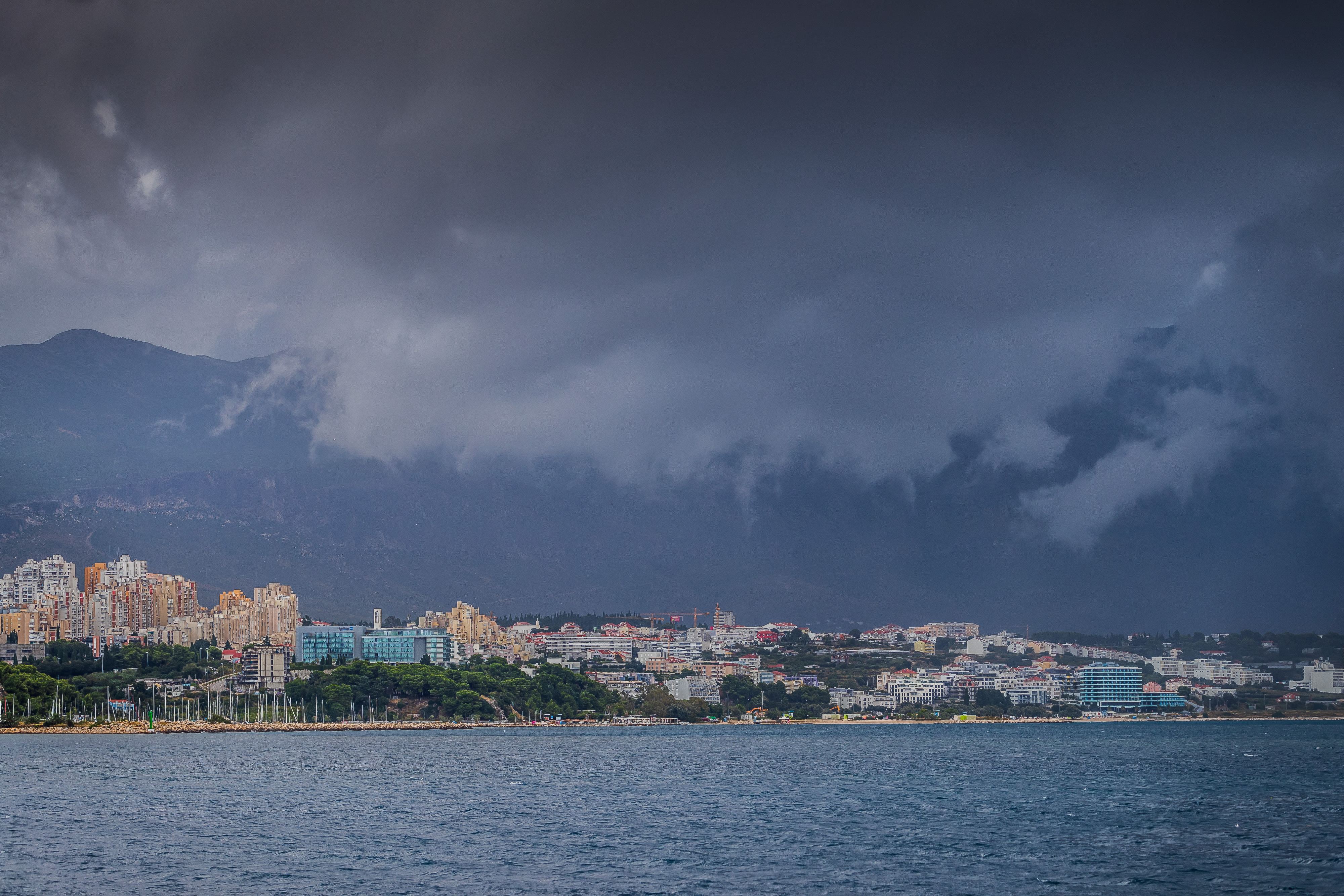 Olujni oblaci pred Splitom