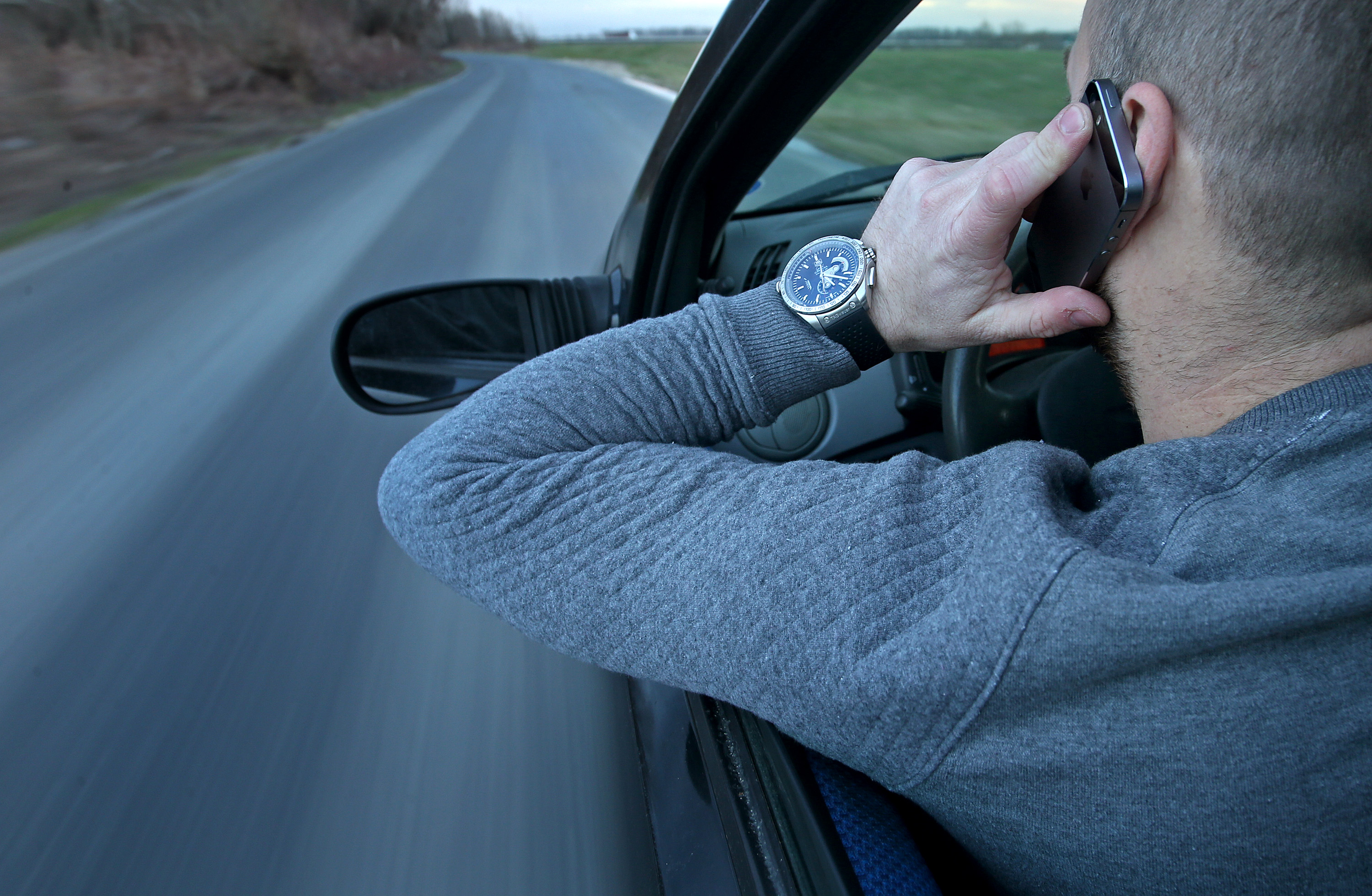 Uporaba mobitela bez hands-free ure?aja tijekom vonje kanjiva je u svim europskim zemljama