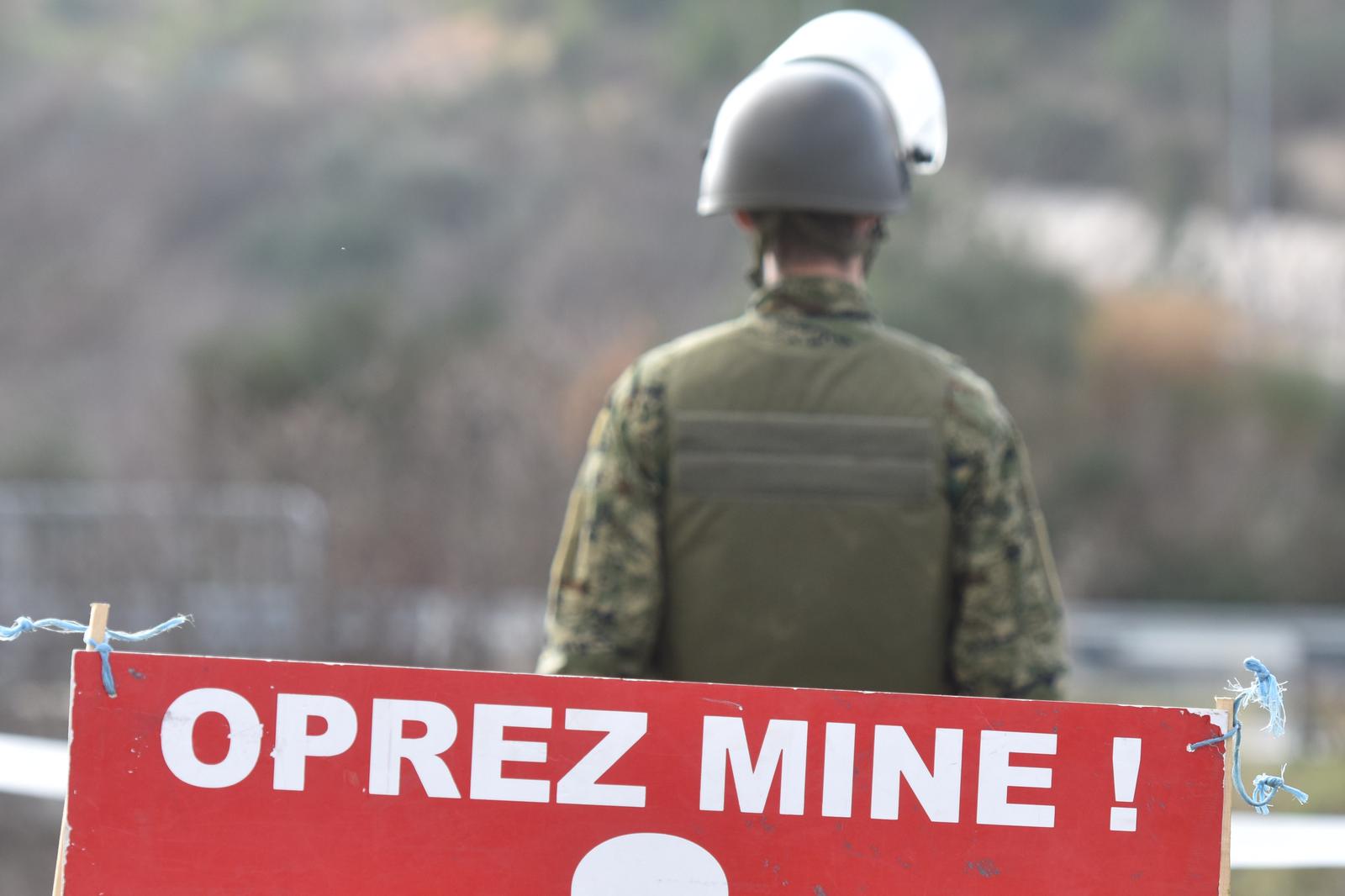 Skradin: Zbog razminiranja u blizini autoceste A-1 zatvoren za promet izlaz ?vor Skradin