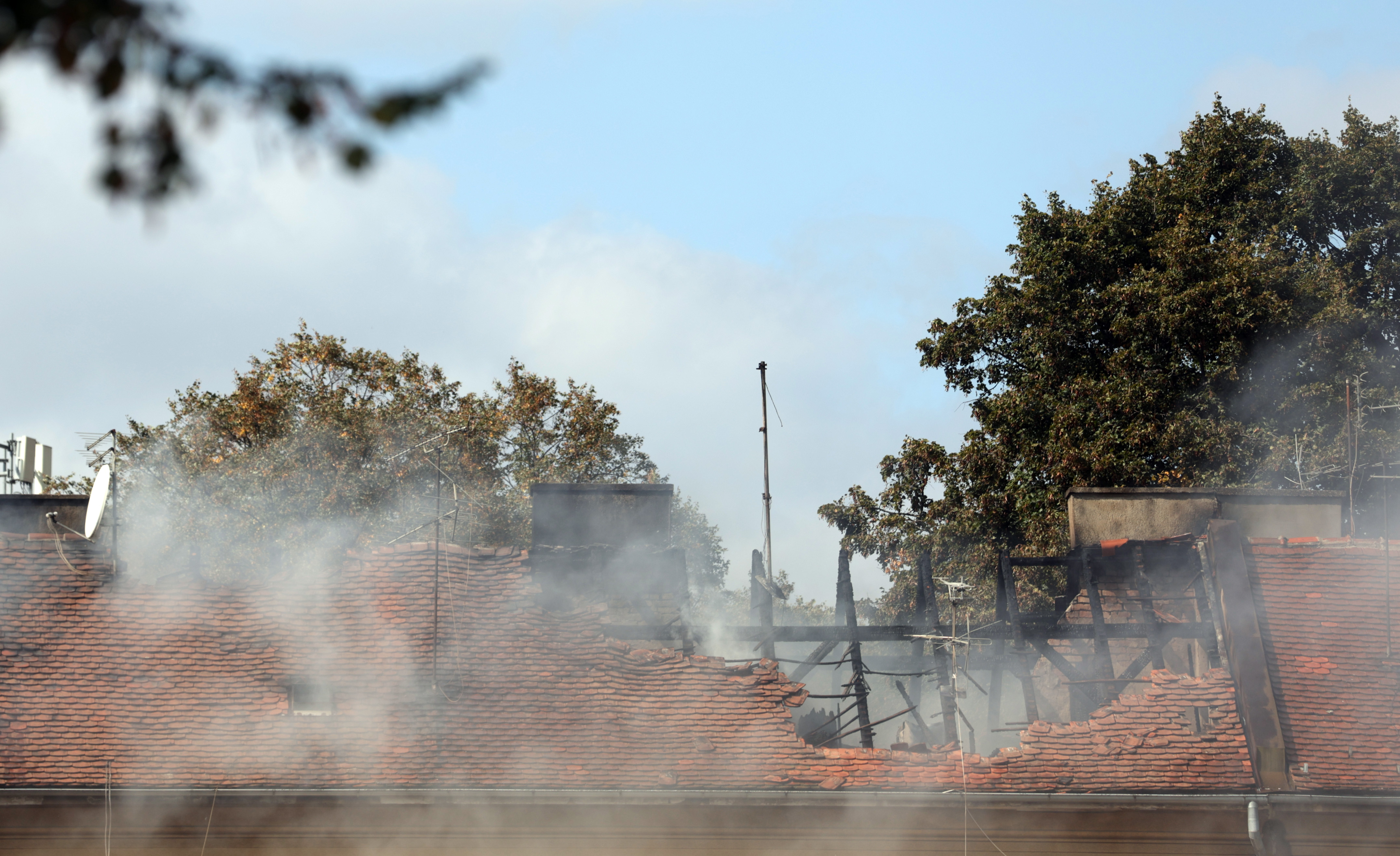 Gorjela zgrada u Zagrebu, ozlijeđen  vatrogasac