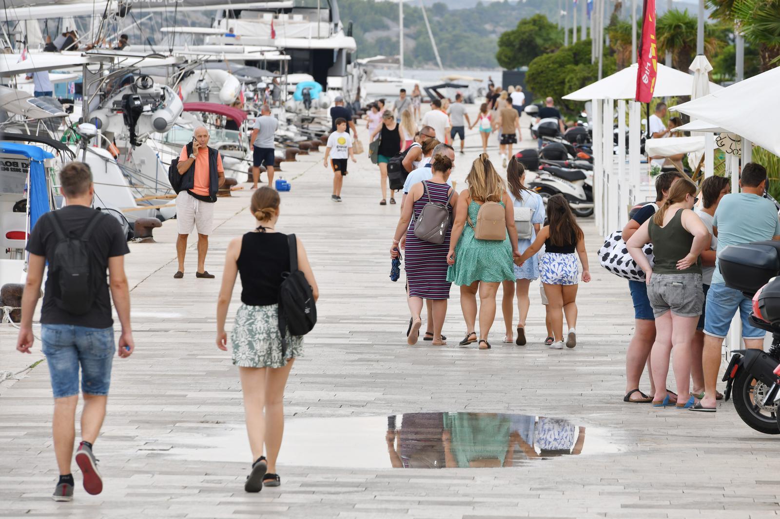 ibenik: Obla?no i promjenjivo vrijeme napunilo gradske ulice