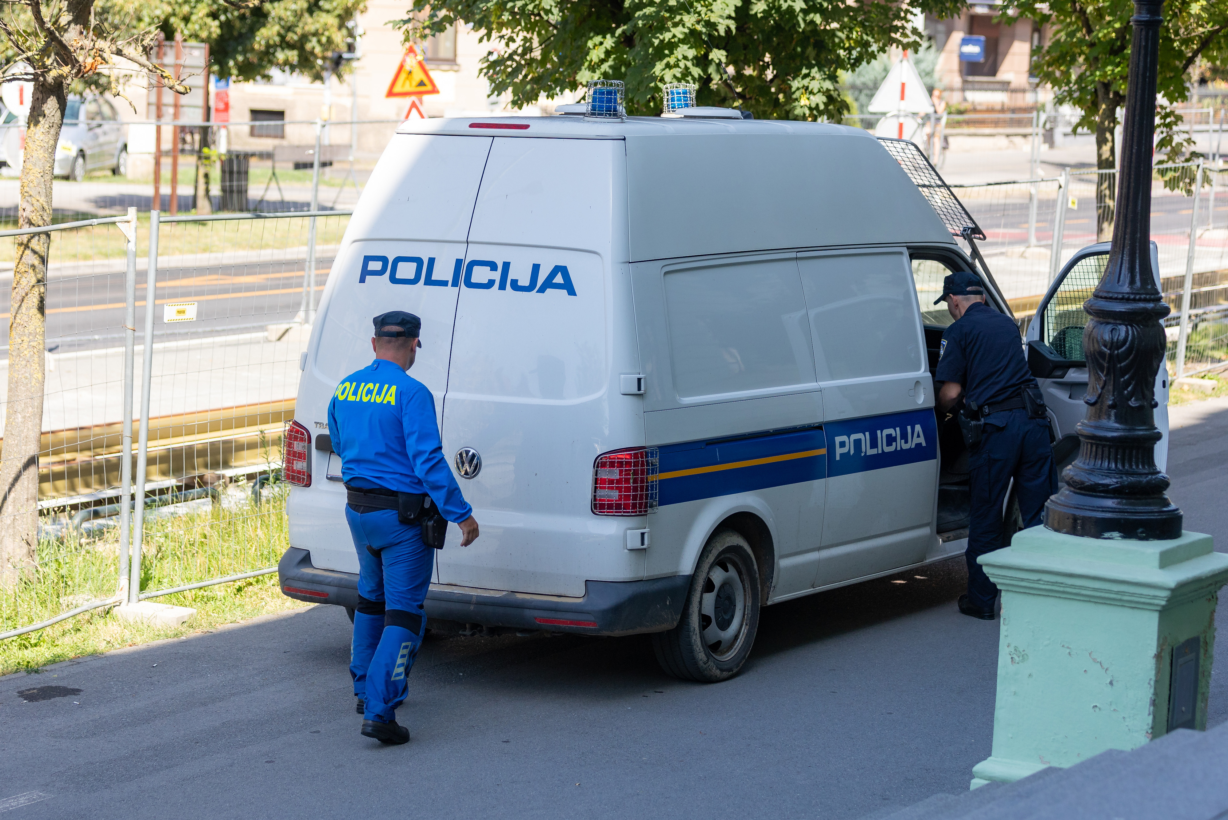 Osijek: Privođenje petorice uhićenih za ratni zločin sucu istrage na Županijskom sudu