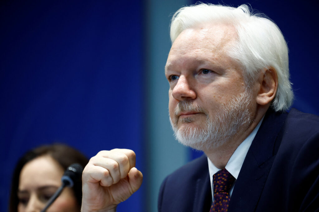1727766971-2024-10-01T064216Z_444540957_RC2IBAA161VZ_RTRMADP_3_PEOPLE-ASSANGE-1024x683.jpg