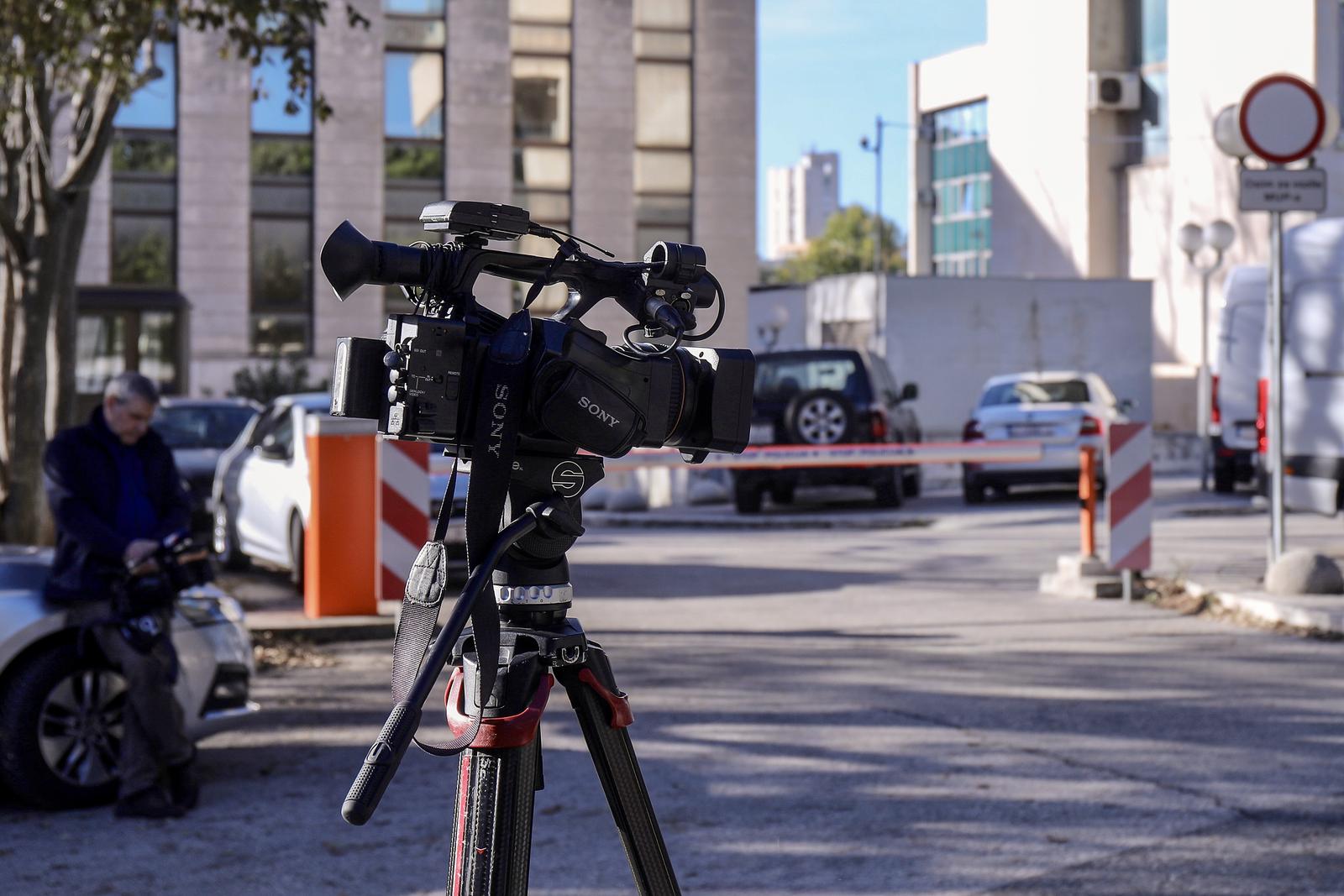 Novinari ispred zgrade USKOK-a u Splitu gdje se očekuje privođenje uhićenih u aferi Murter