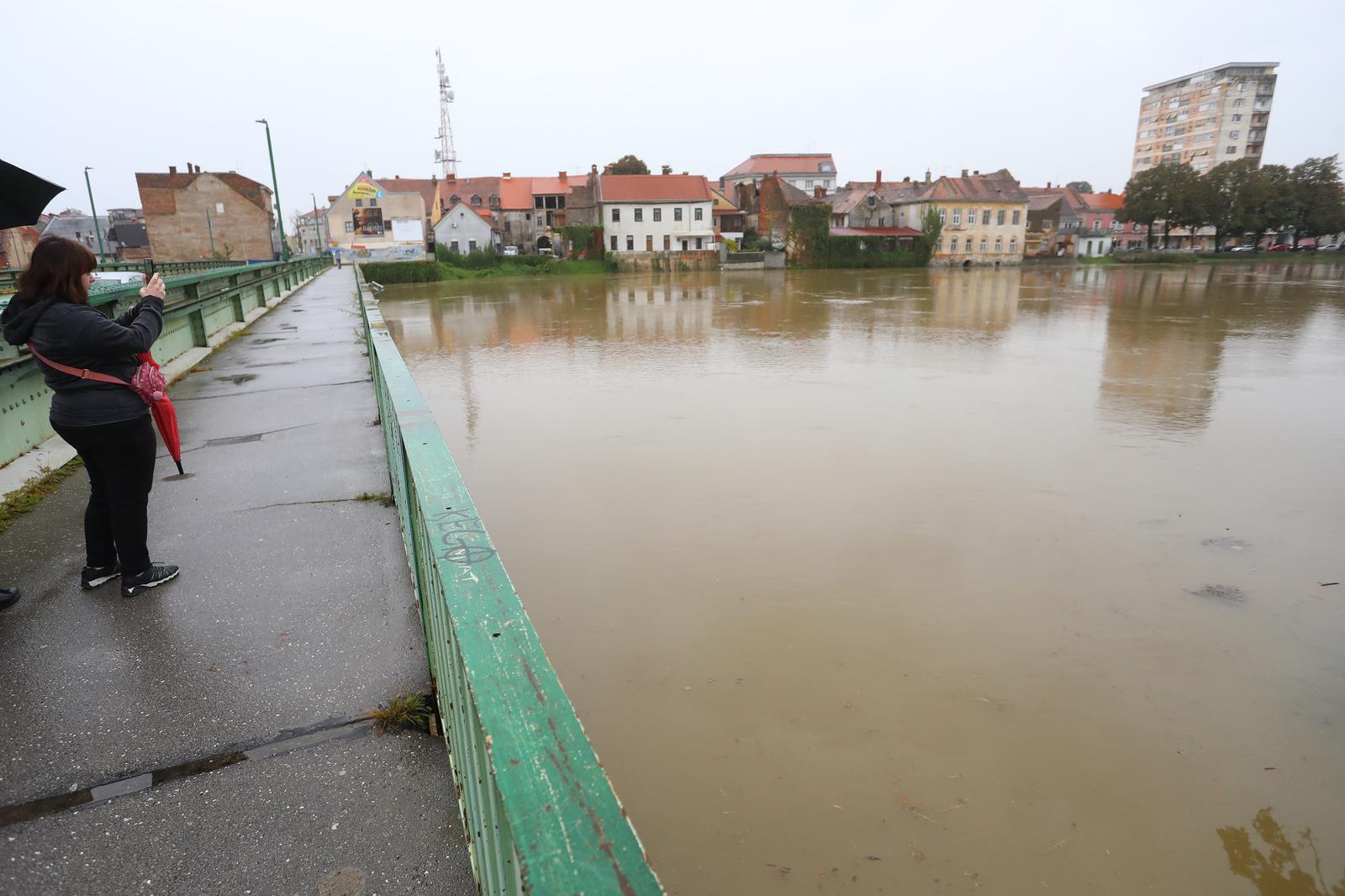 Karlovac: Visoki vodostaj rijeke Kupe, na snazi izvanredne mjere obrane od poplava