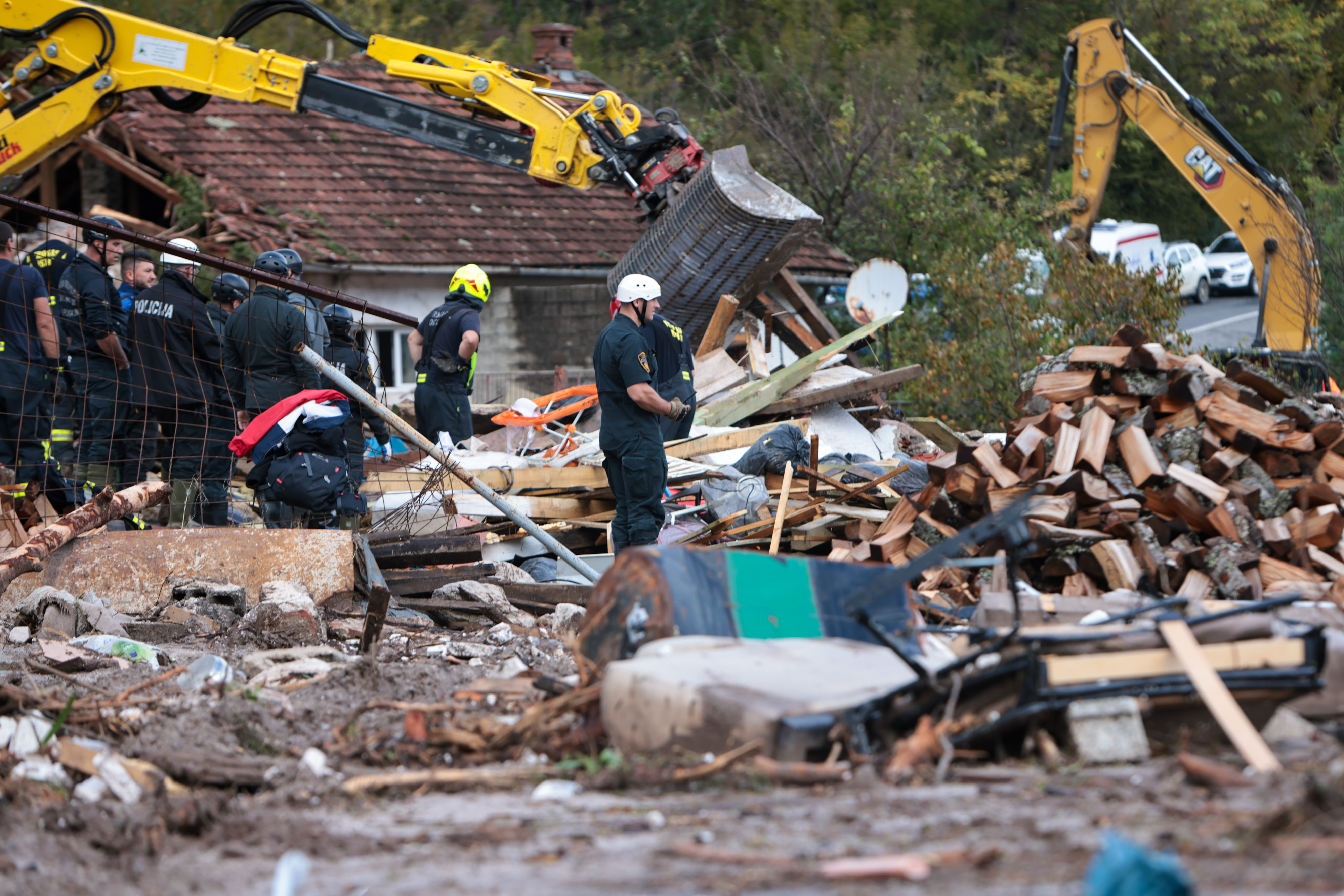 Najmanje 21 osoba izgubila je život u poplavama u BiH, započela potraga za nestalima