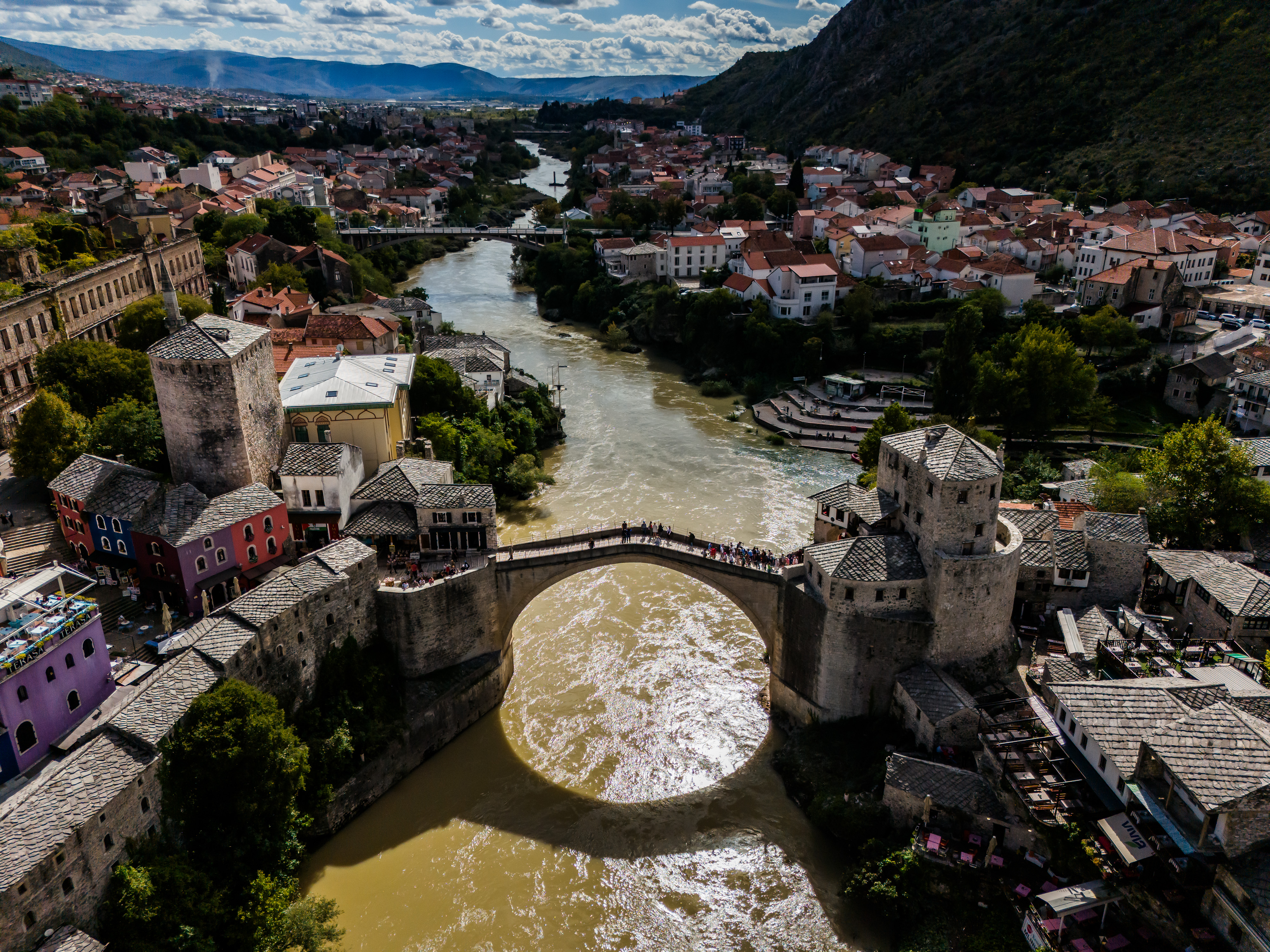 Neretva u Mostaru promijenila boju, više nije zelena nego smeđa i prljava