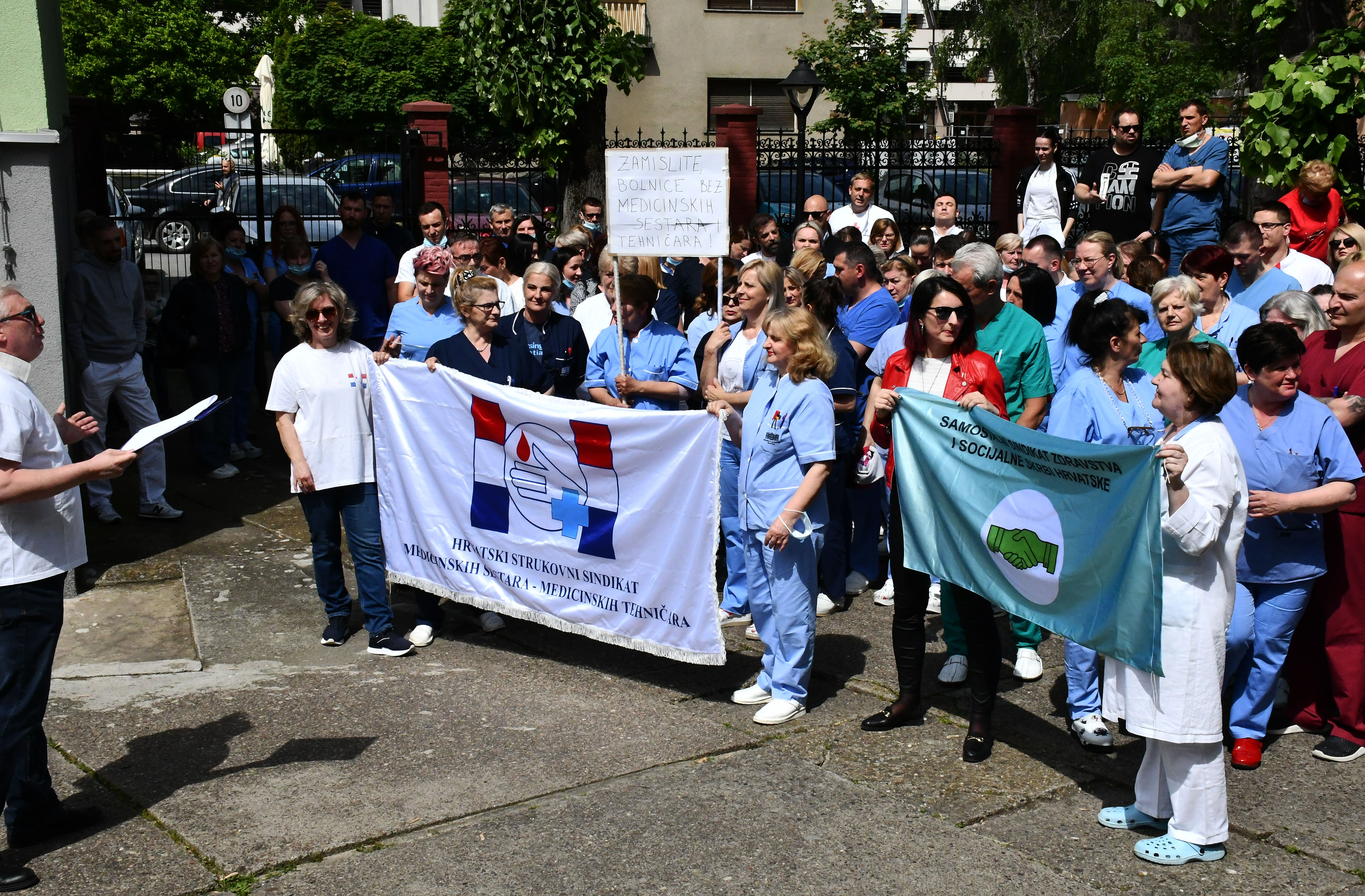 Sl. Brod: Prosvjed medicinskih sestara, tehničara i nezdravstvenog osoblja ispred Opće bolnice