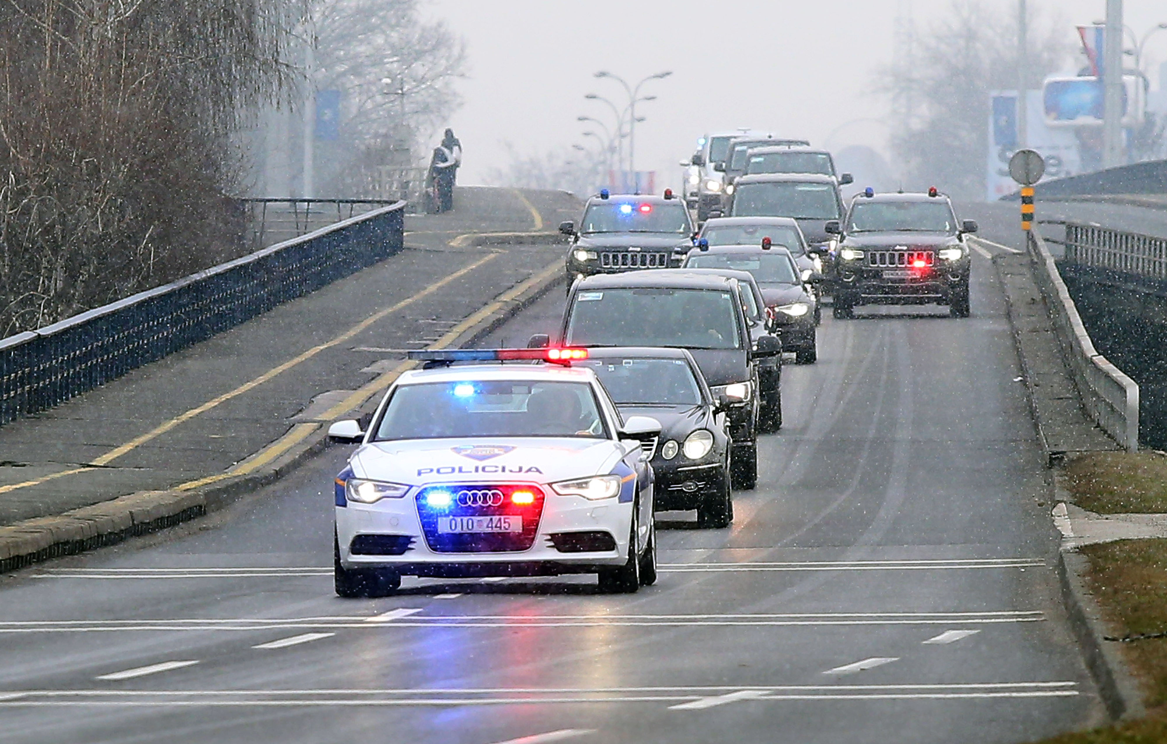Zagreb: Vu?i? u blindiranom audiju beogradskih registarskih oznaka u pratnji osiguranja