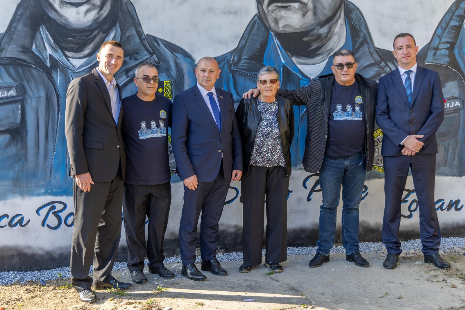 Vukovar: Ministar Tomo Medved nazočio otkrivanju murala ratnog načelnika Stipe Poleta i braće Bošković
