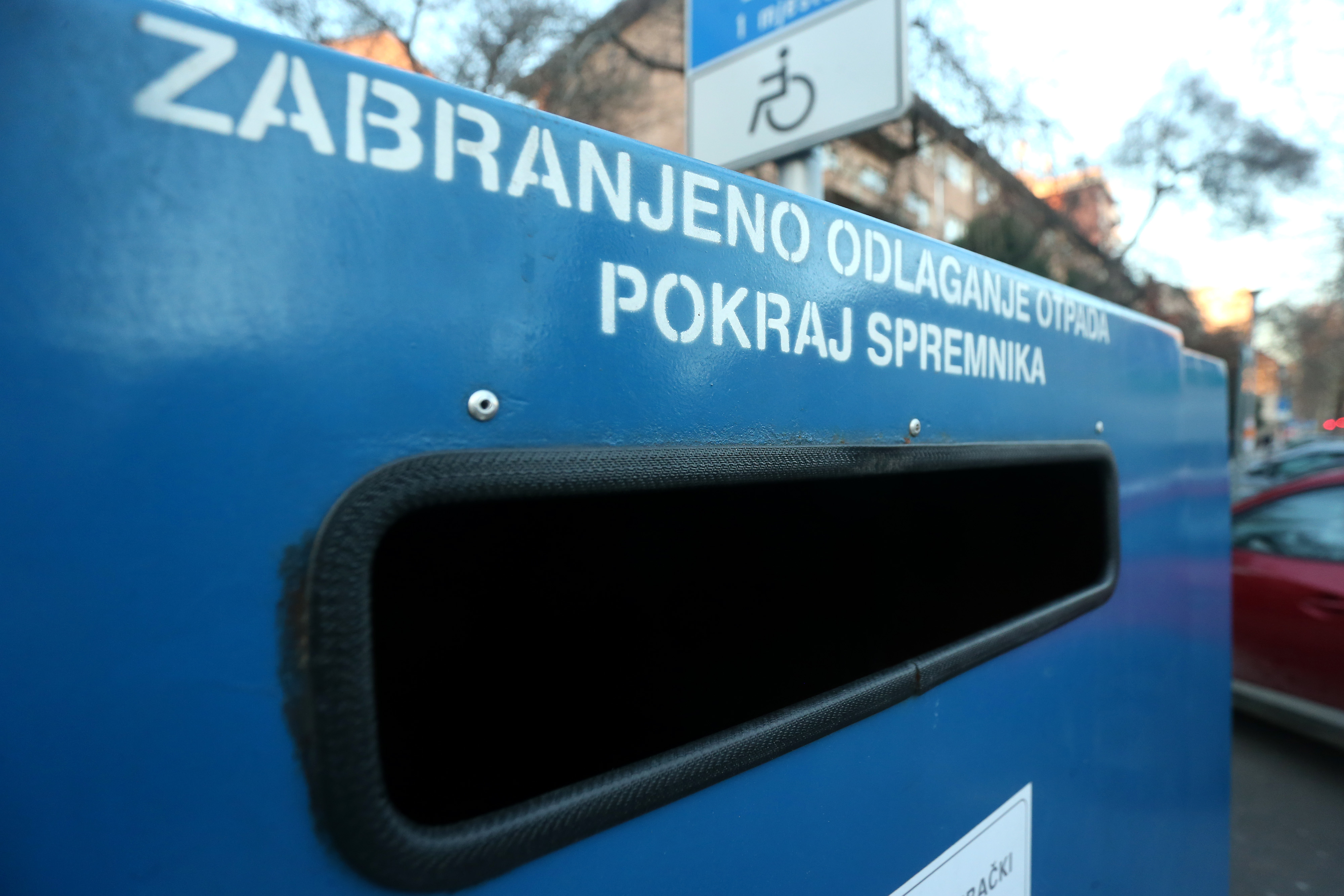 Spremnici za odlaganje otpada ispred stambenih zgrada