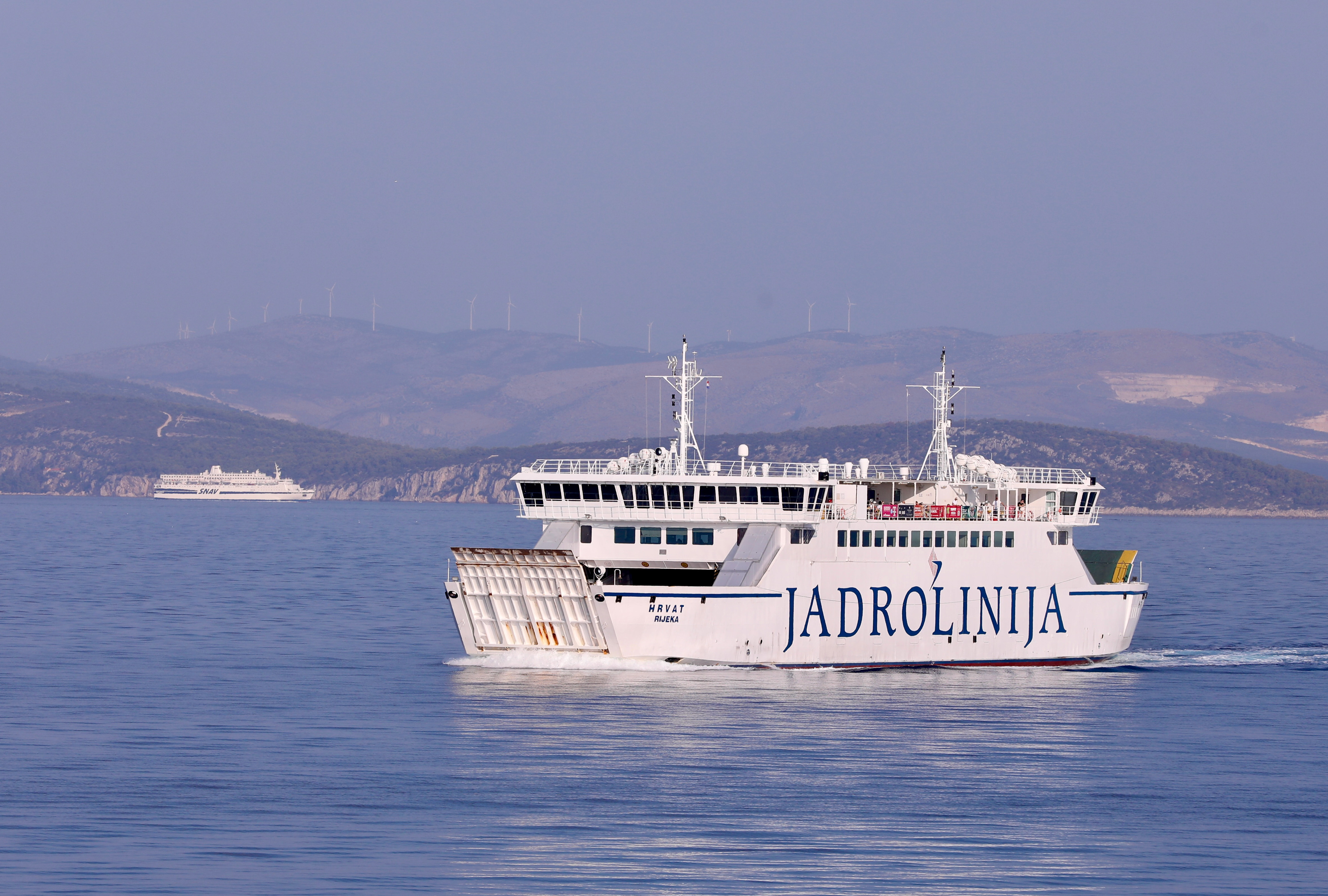 Plovidba Jadrolinijinih trajekata u zoru
