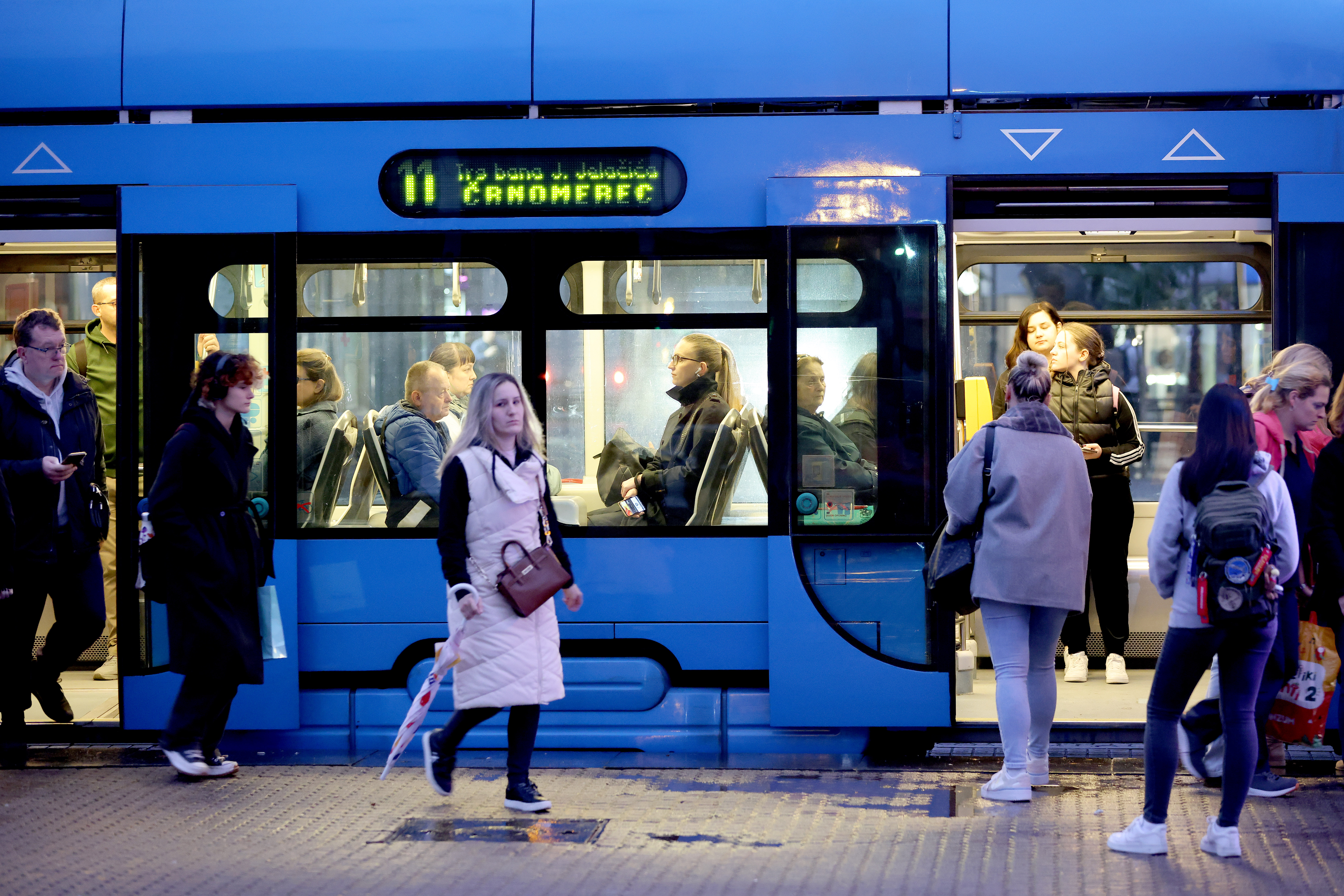 Zagreb: Pljusak prije svitanja dočekao Zagrepčane koji su krenuli na posao